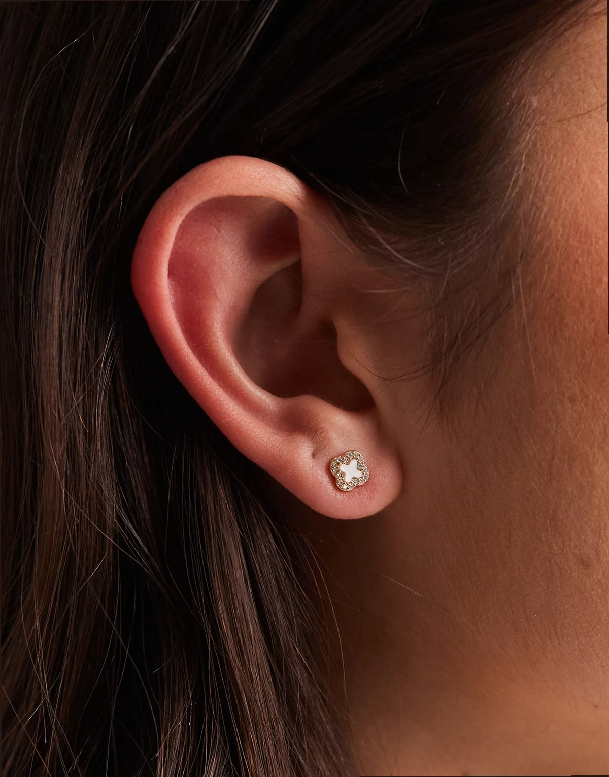 – Platerowane 14-karatowym złotem kolczyki wkrętki w kształcie koniczyny