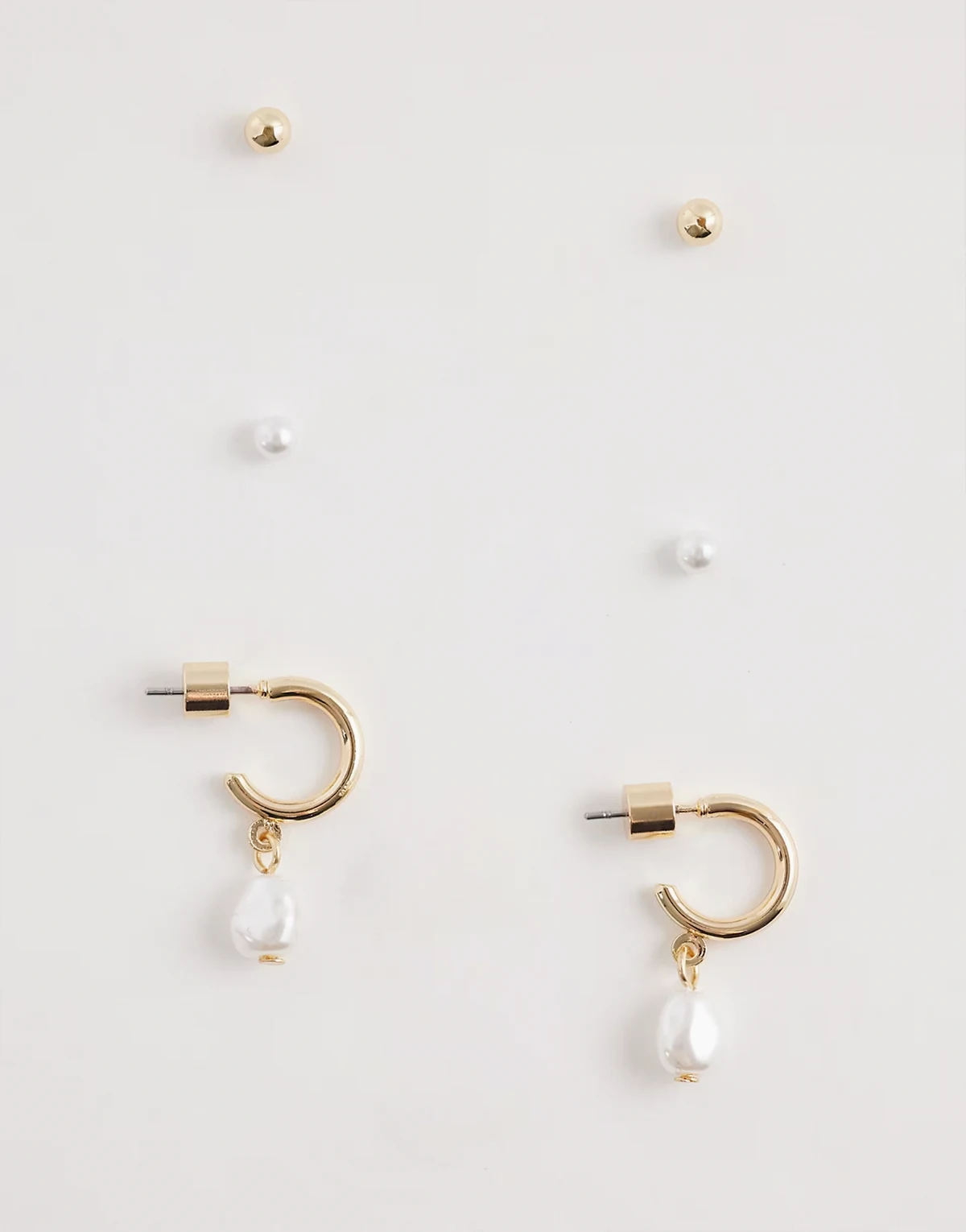 – Zestaw par 3 kolczyków wkrętek w kolorze złota ze sztucznymi perłami