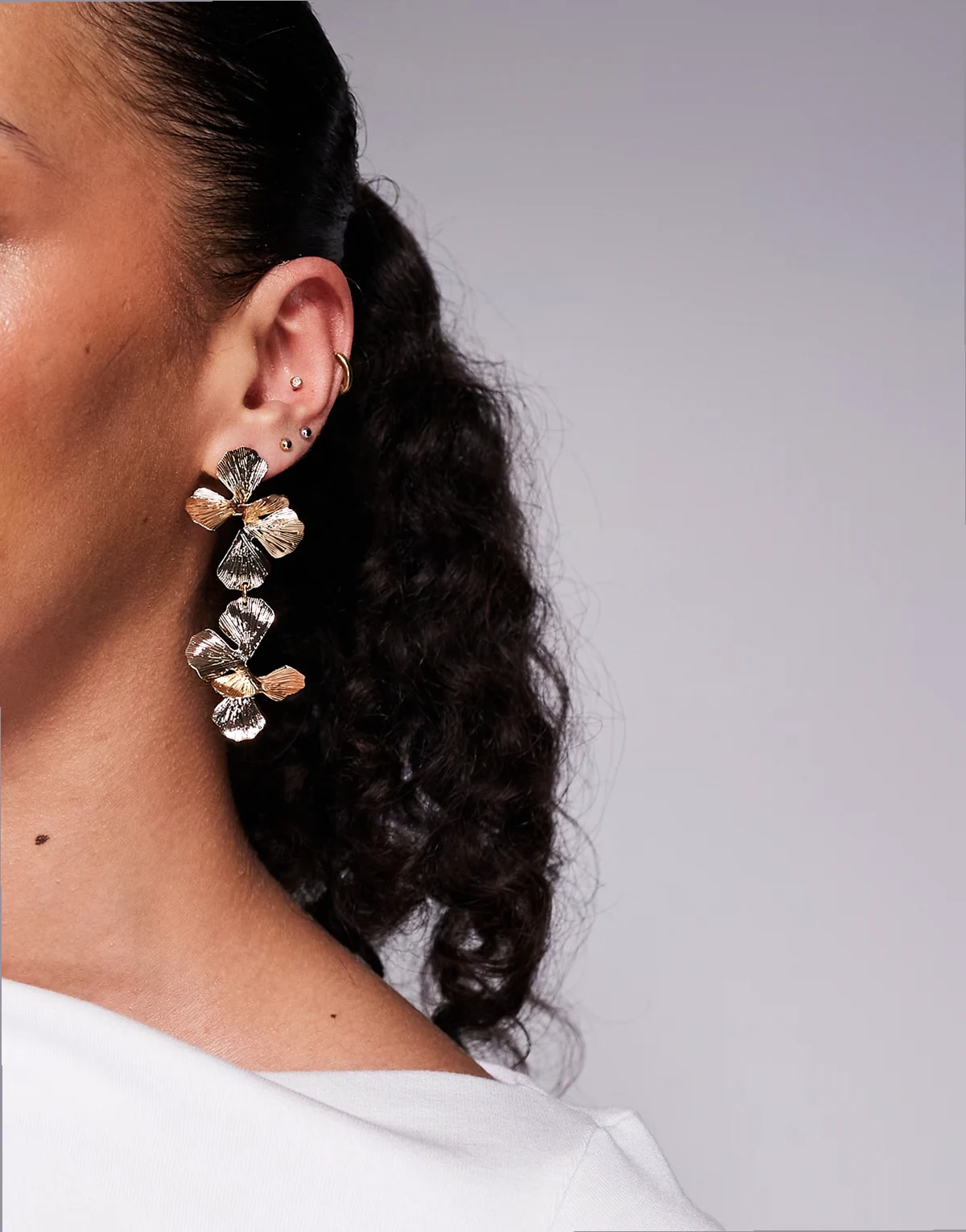 – Carmelia – Długie kolczyki w kształcie kwiatków w kolorze złota