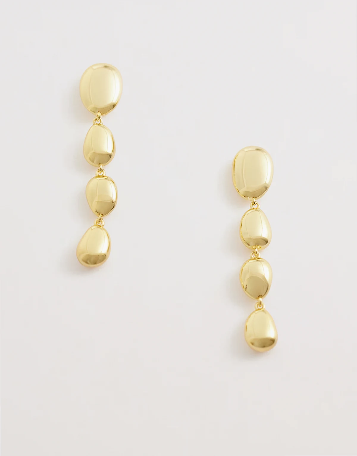 – Kolczyki z zawieszkami w kształcie łezki w odcieniu złota