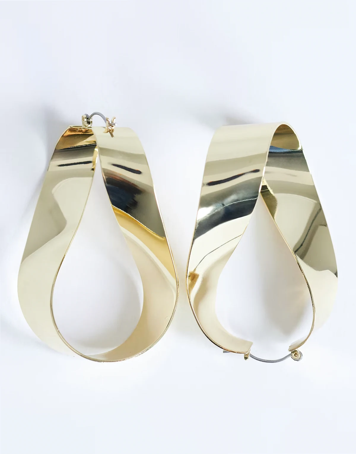 – Charlotte – Kolczyki w kształcie skręconych kół w kolorze złota