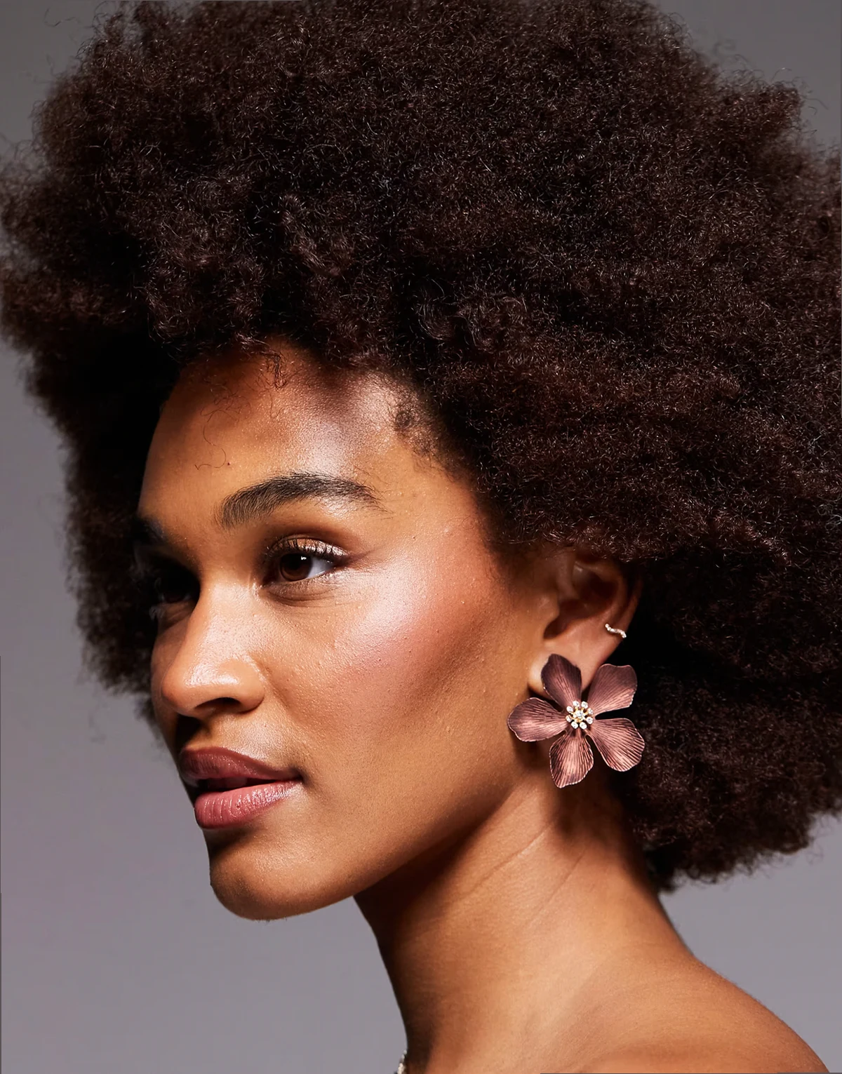 – Maflorra – Brązowe kolczyki w kształcie kwiatów