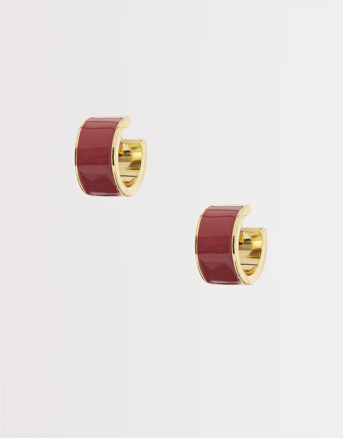 – Czerwone małe kolczyki-koła ze złotym wykończeniem