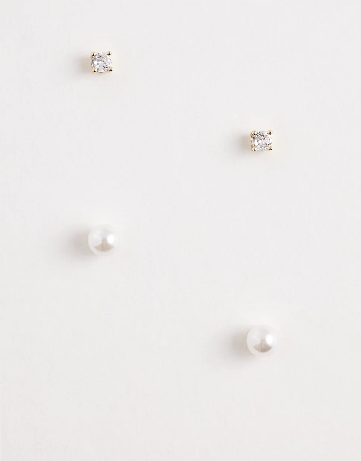 – Zestaw 2 par kolczyków-wkrętek w odcieniu złota ze sztucznymi perłami i kryształkami