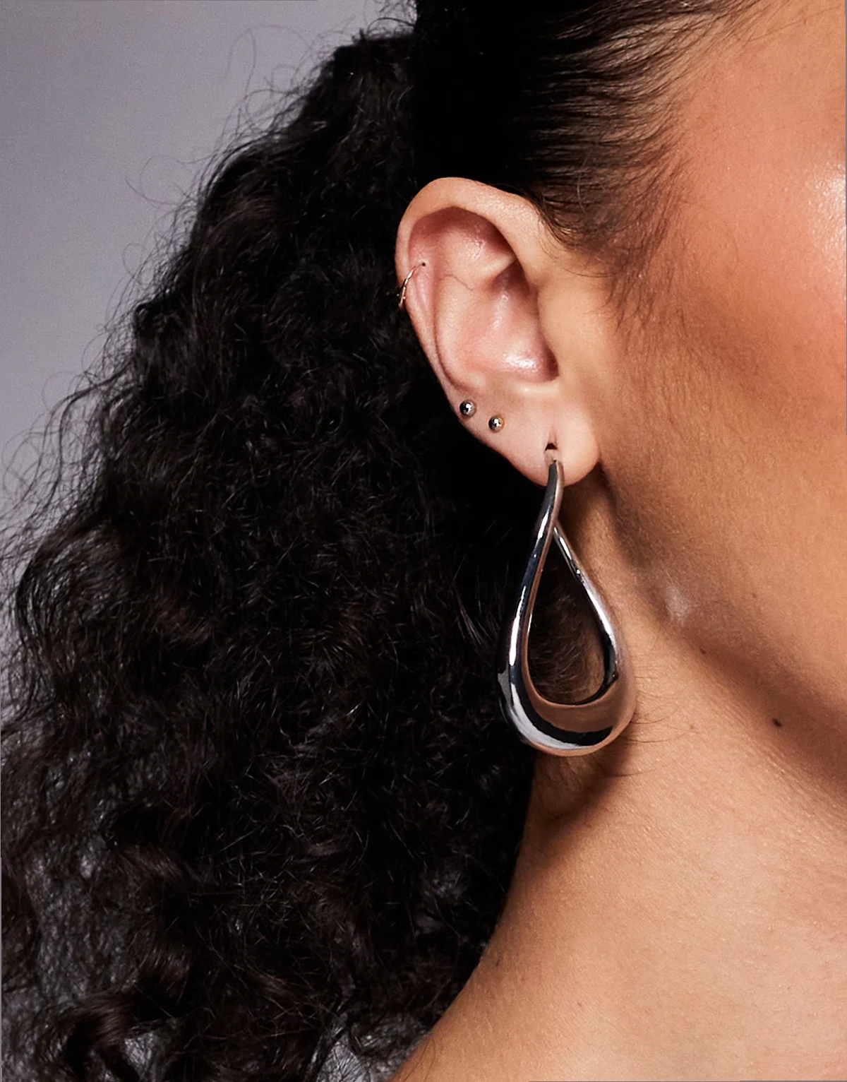 – Peameth – Duże falowane kolczyki-koła w kolorze srebra