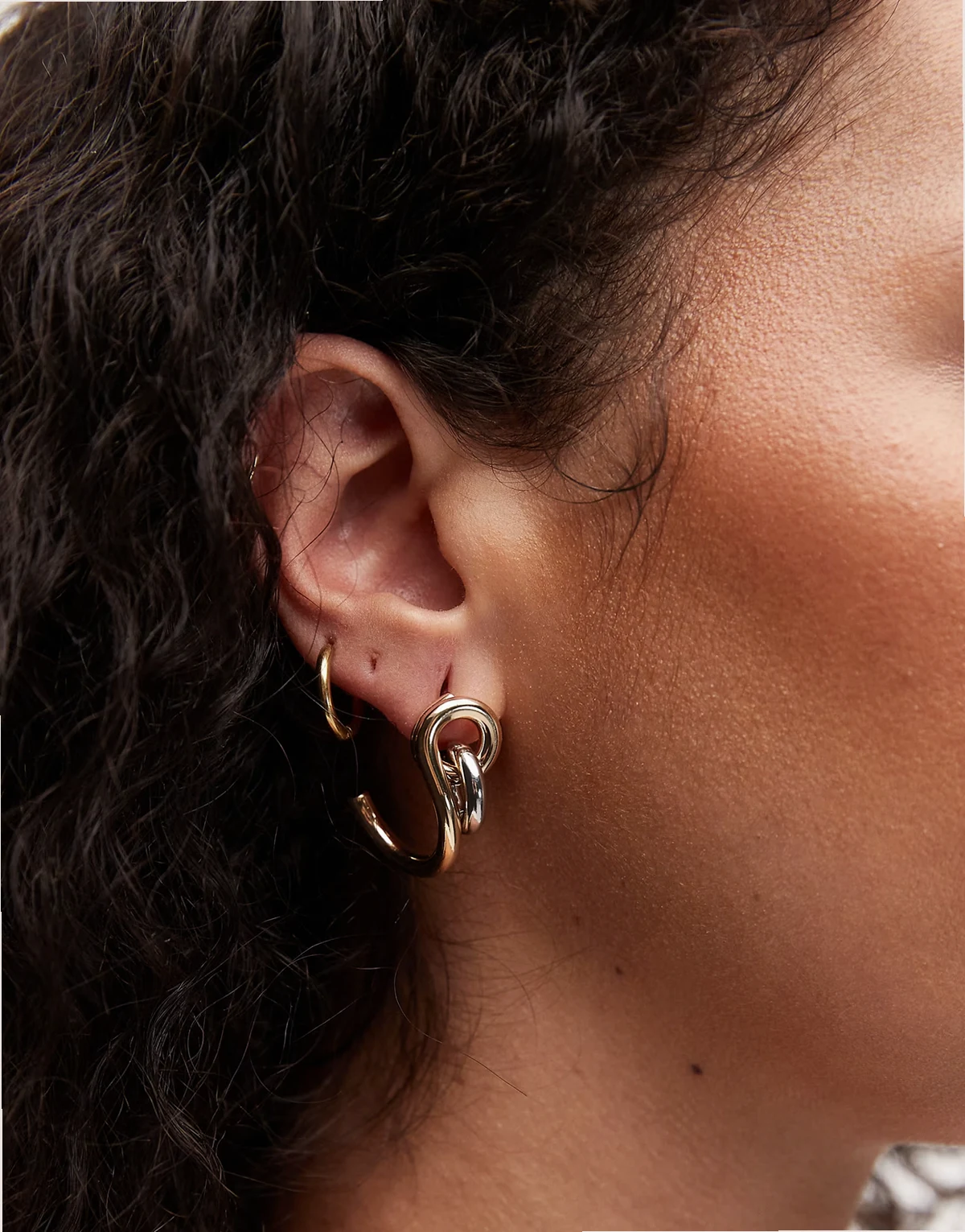 – Kolczyki-koła z ozdobnym węzłem w kolorze srebra i złota