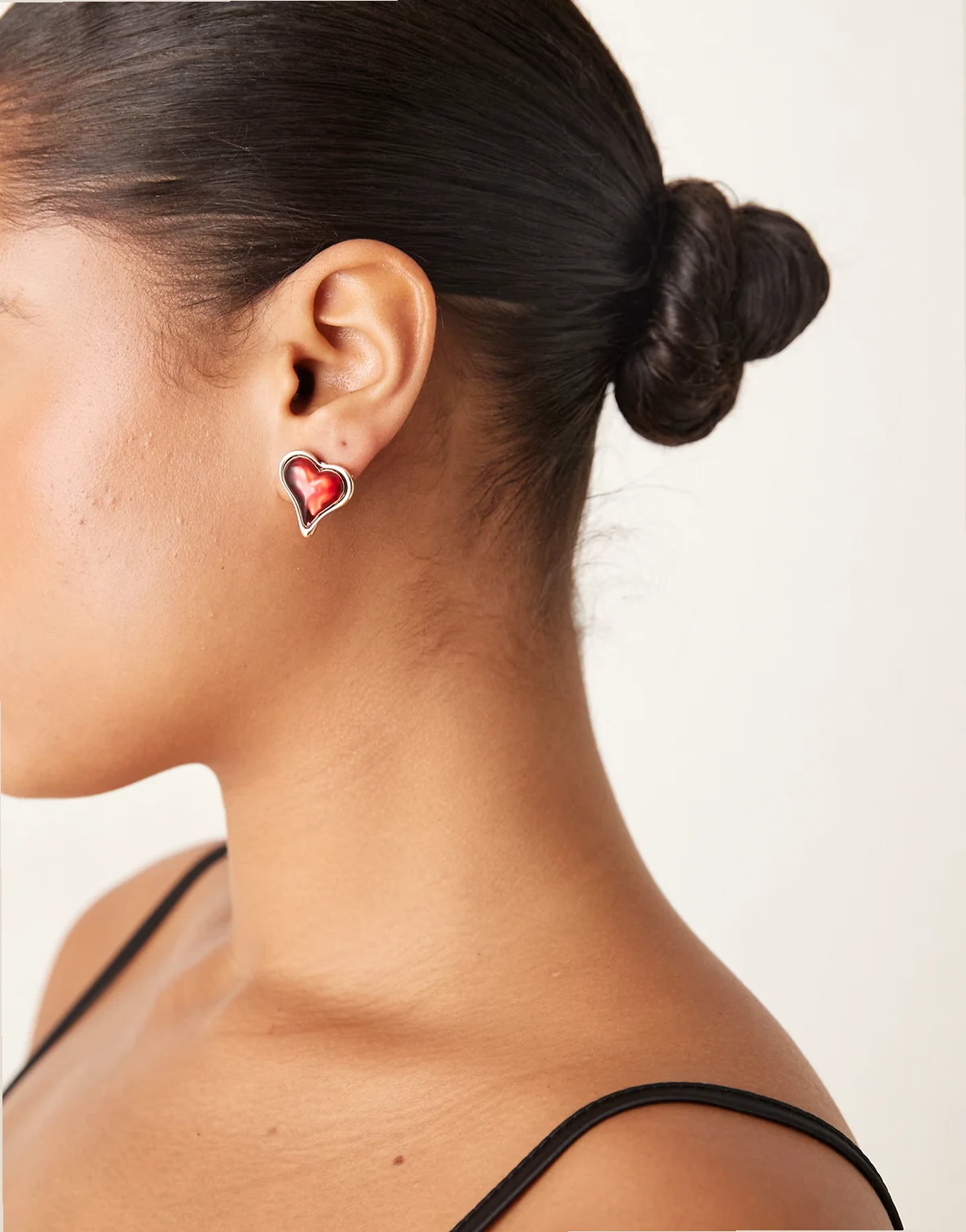 – Czerwone kolczyki wkrętki w kształcie serca