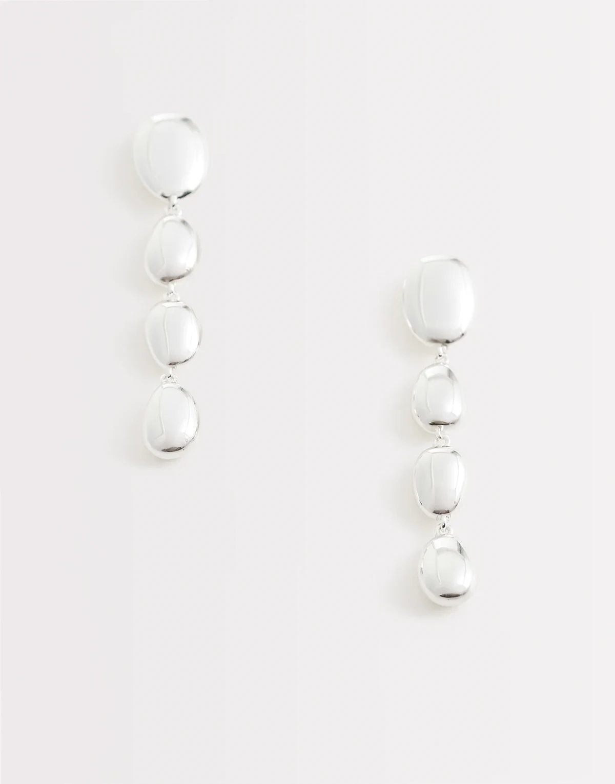– Kolczyki z zawieszkami w kształcie łezki w odcieniu srebra