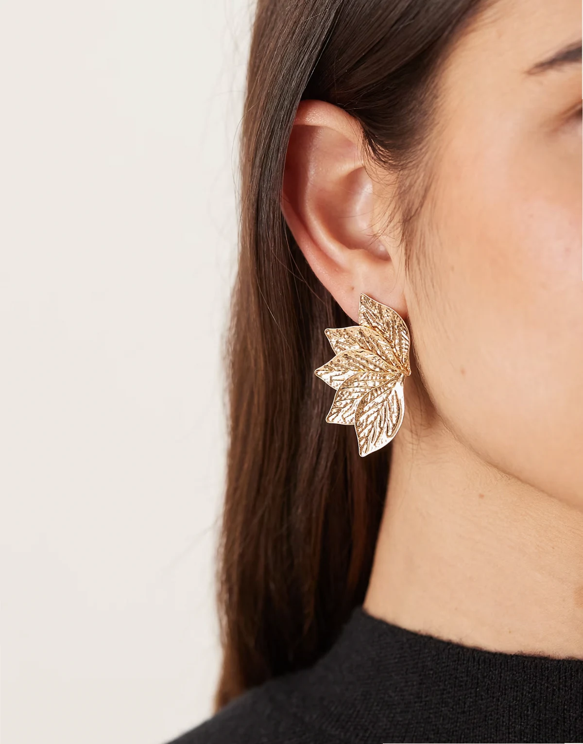 – Fakturowane kolczyki z motywem płatków w kolorze złota