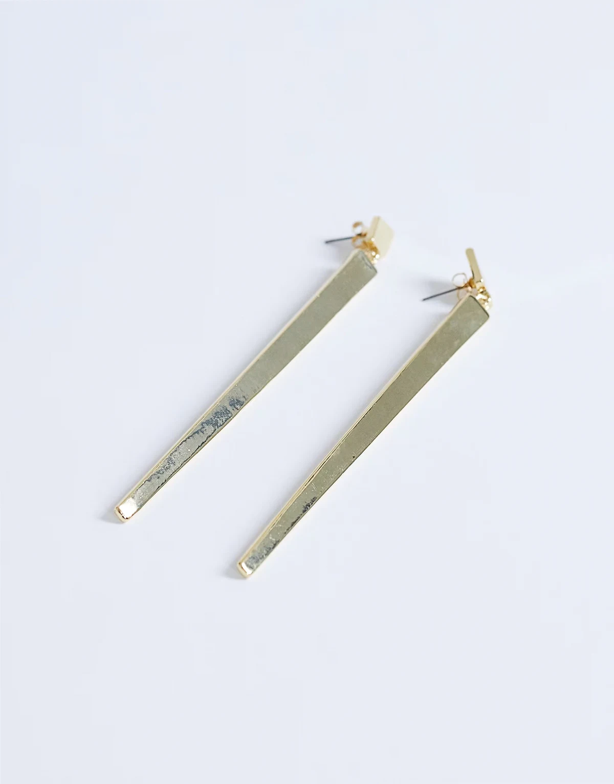 – Cora – Asymetryczne wiszące kolczyki wkrętki w kolorze złota