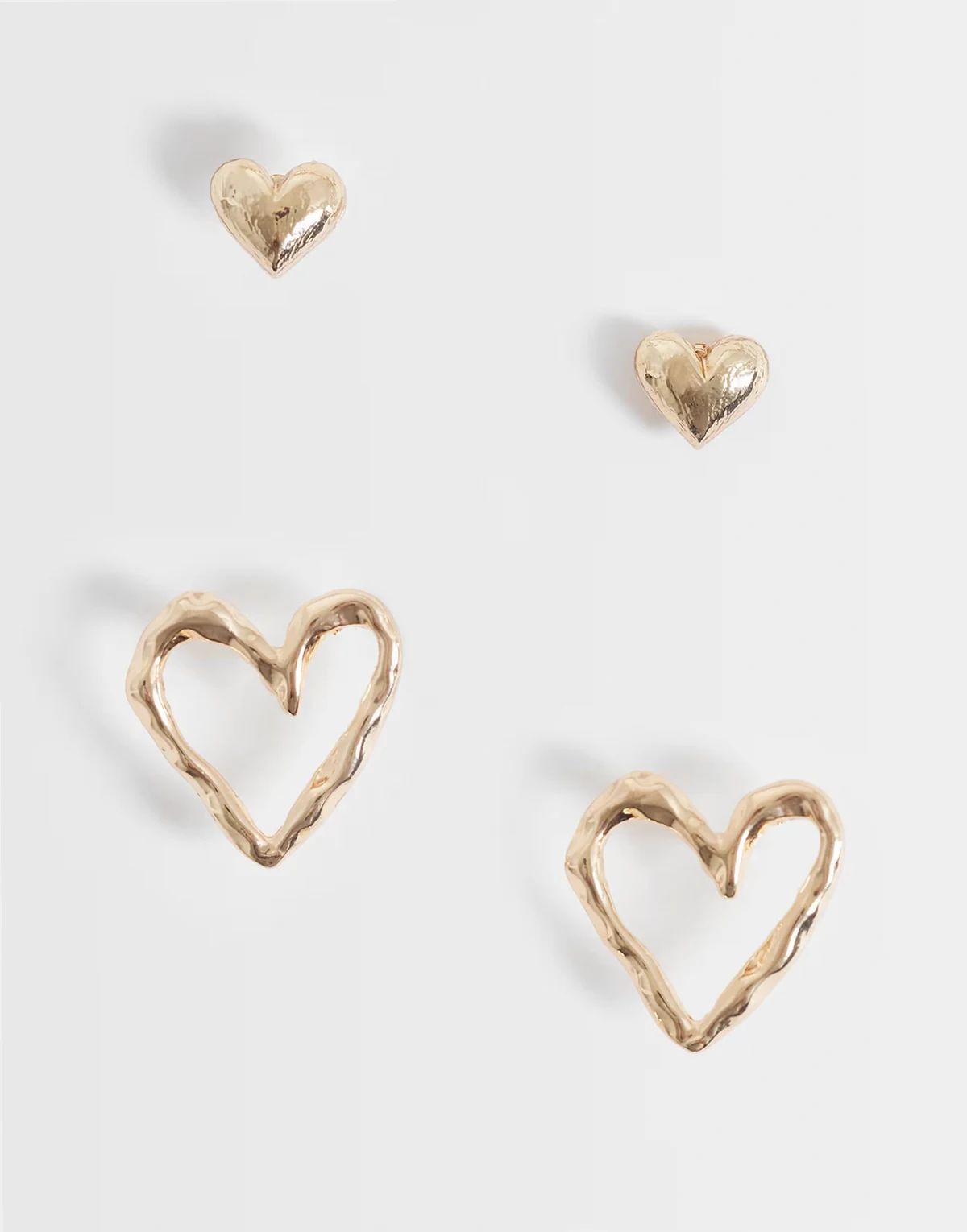 – Zestaw 2 par kolczyków z motywem serca w kolorze złotym