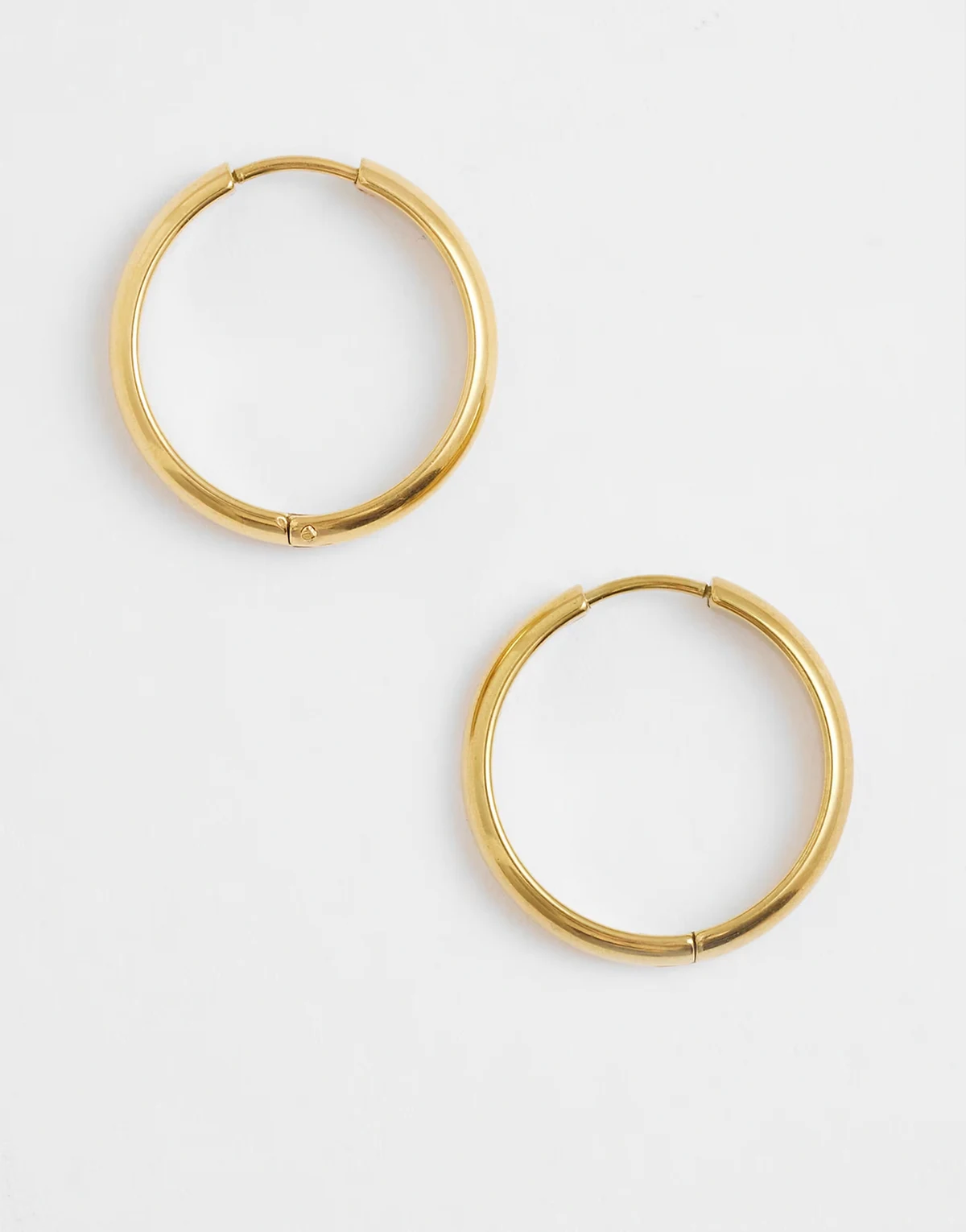 20mm huggie hoop earrings in 18kt gold plated stainless steel