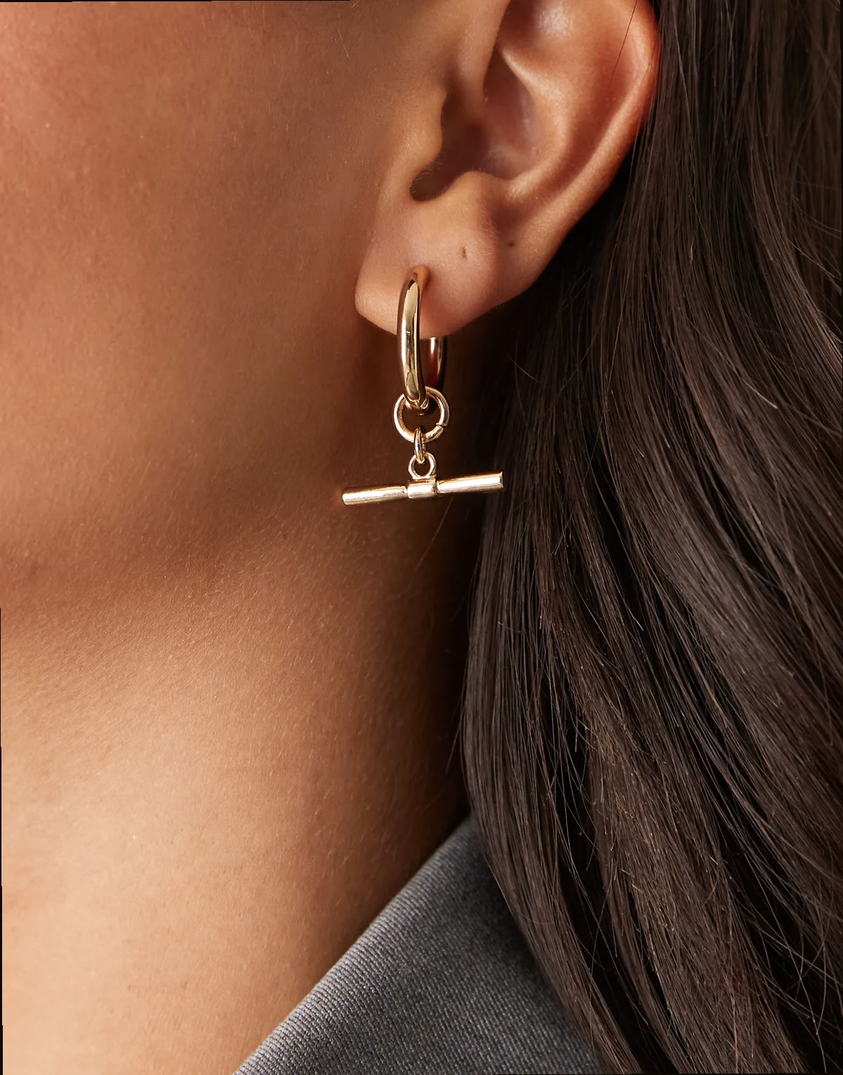 – Kolczyki-koła z zapięciem T w złotym kolorze