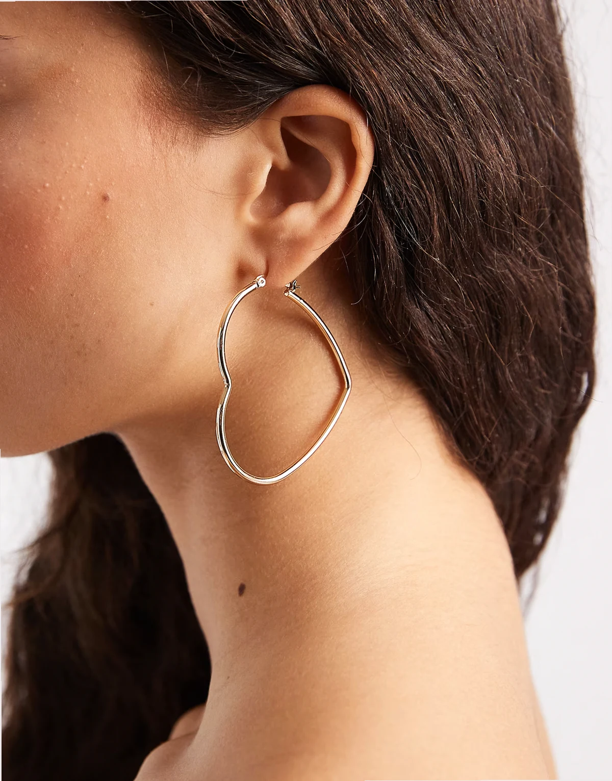 – Kolczyki w odcieniu złotym w kształcie serc