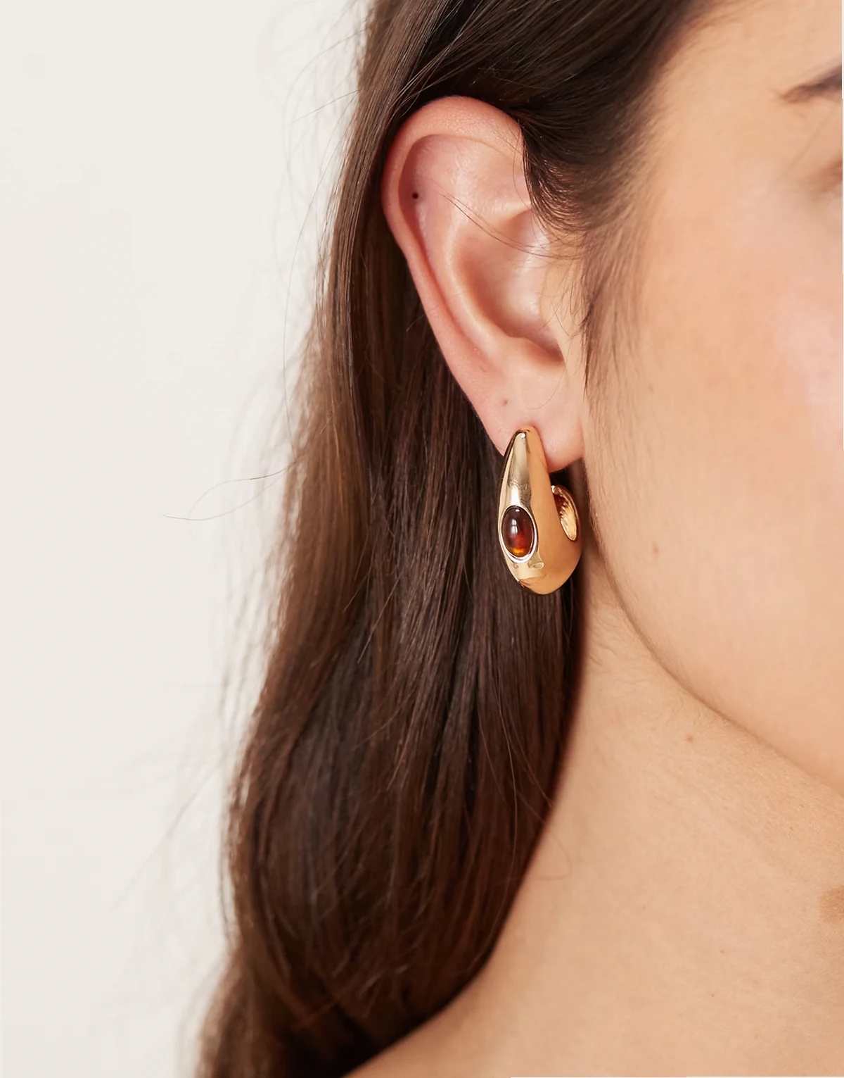 – Długie kolczyki łezki z kamykiem