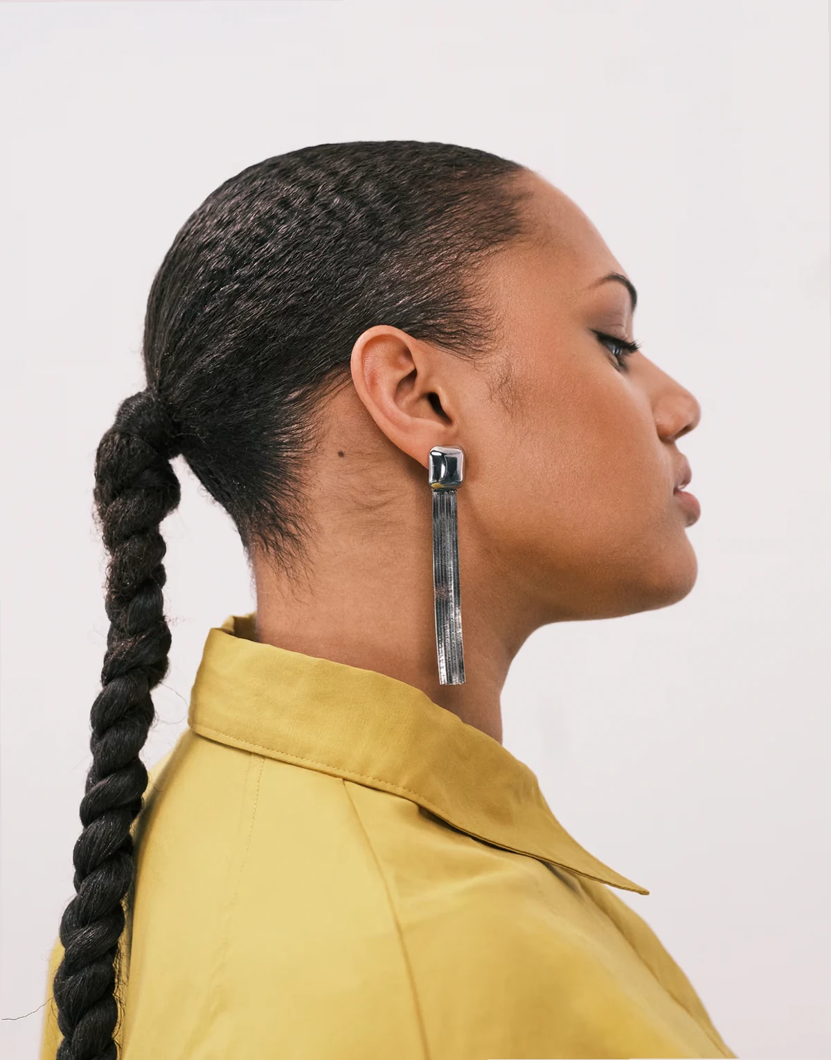 – Kolczyki wkrętki w kolorze srebra z frędzlami