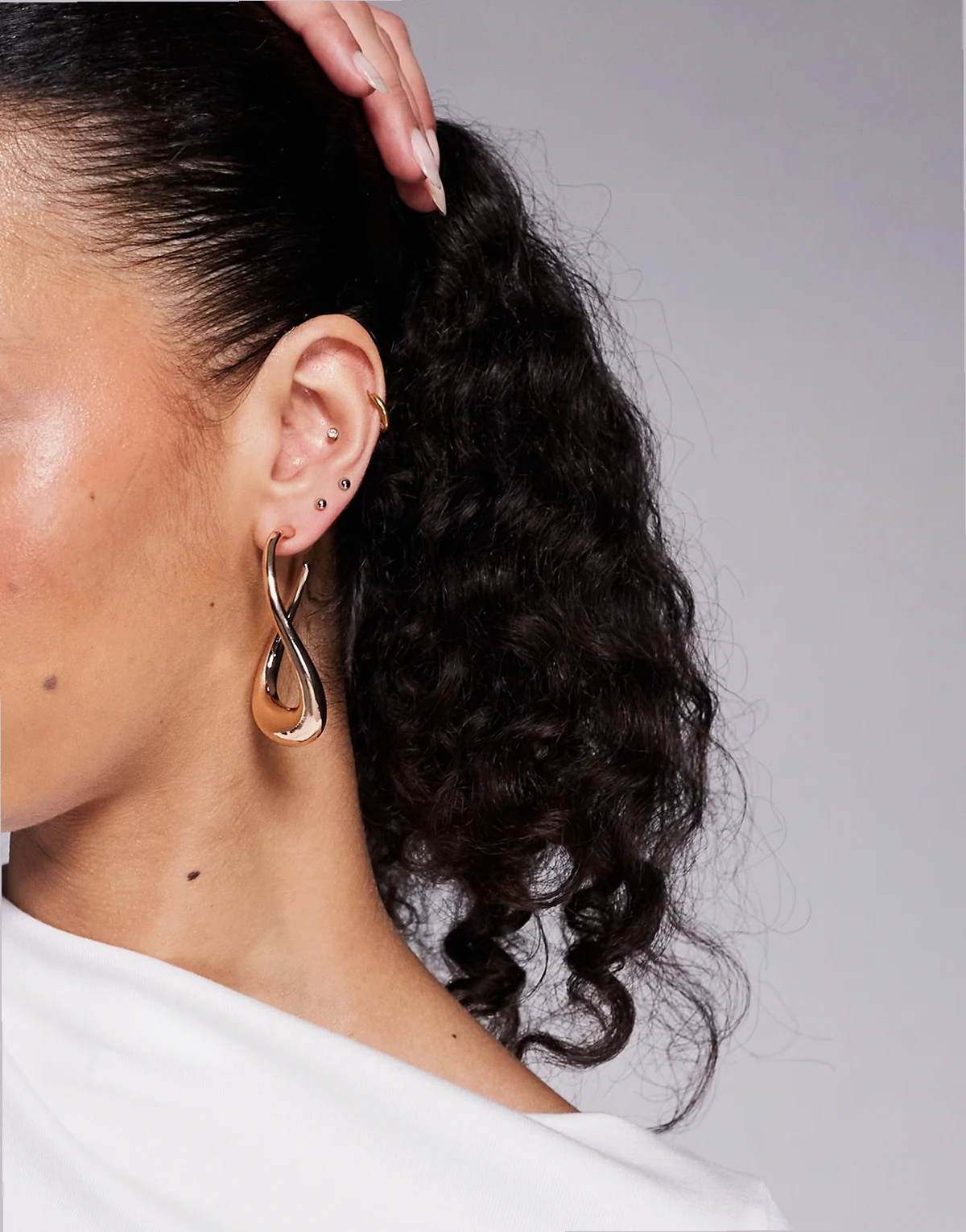 – Peameth – Duże falowane kolczyki-koła w kolorze złota