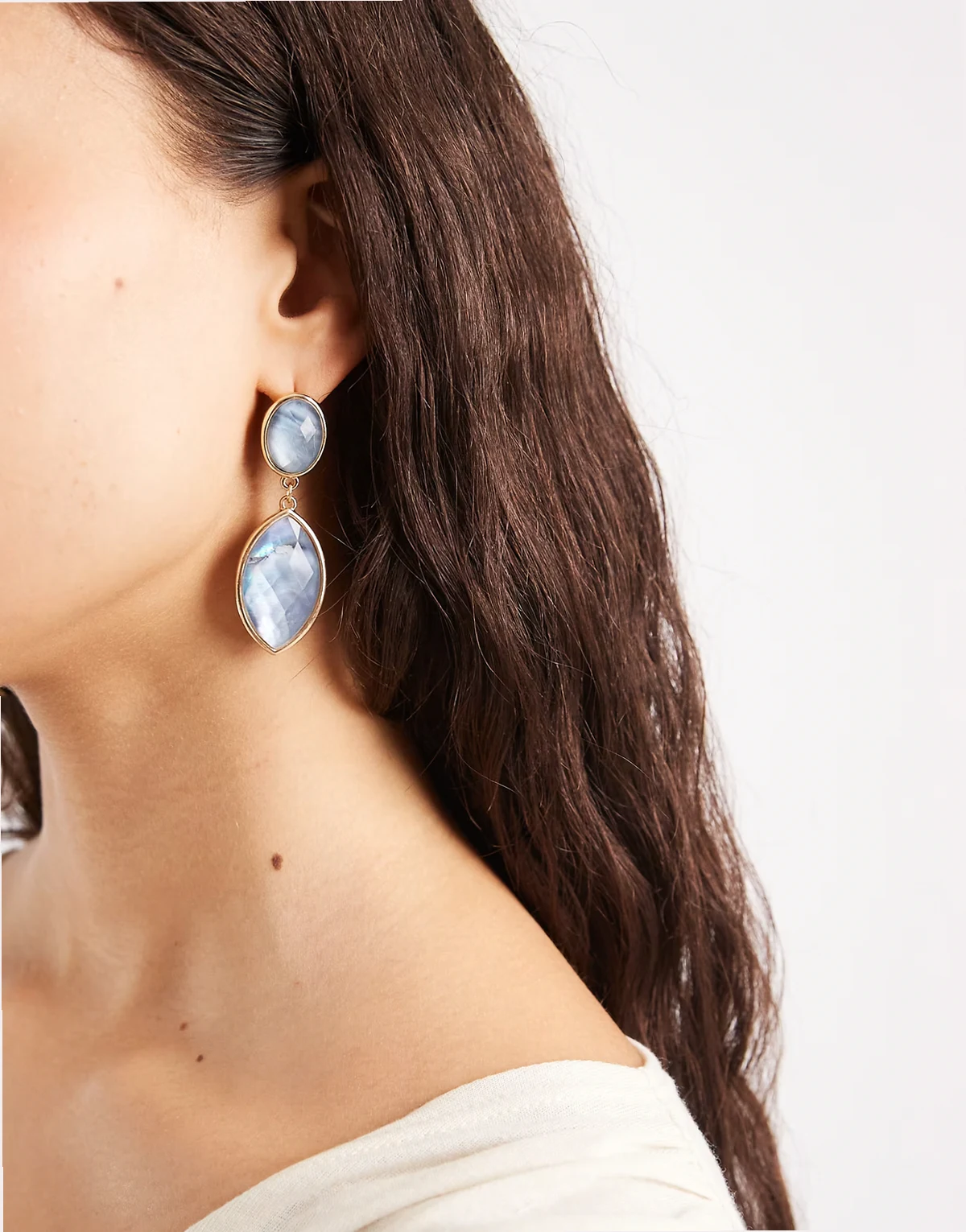 – Długie kolczyki z dwoma niebieskimi kamieniami