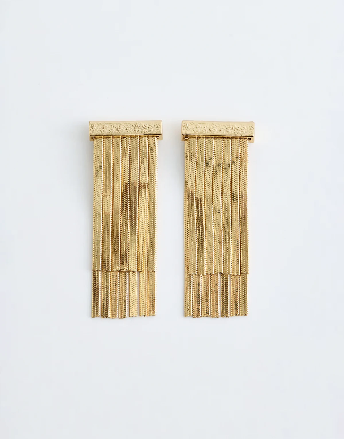 – Kolczyki w odcieniu złota z frędzlami