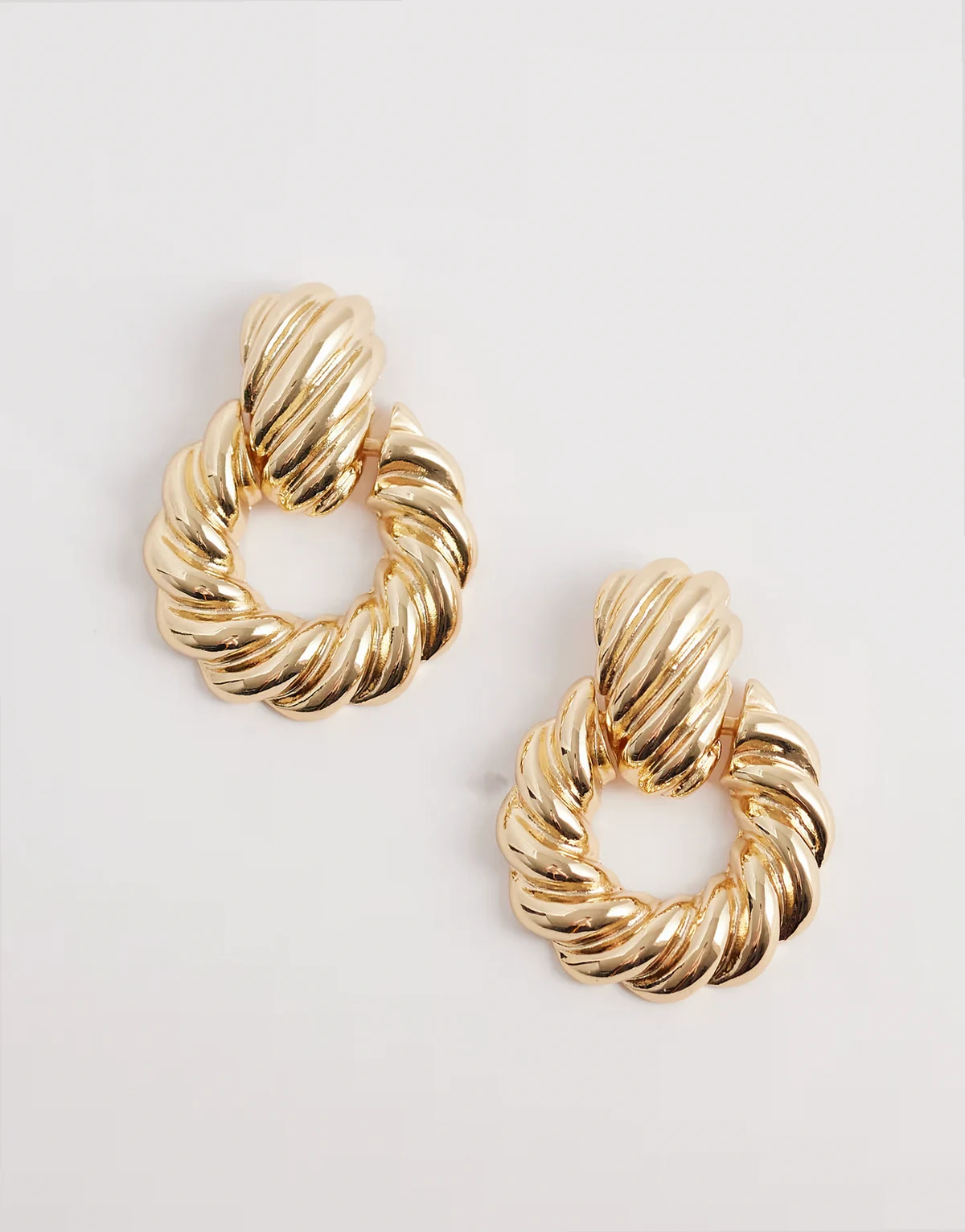 80s doorknocker earrings in gold tone