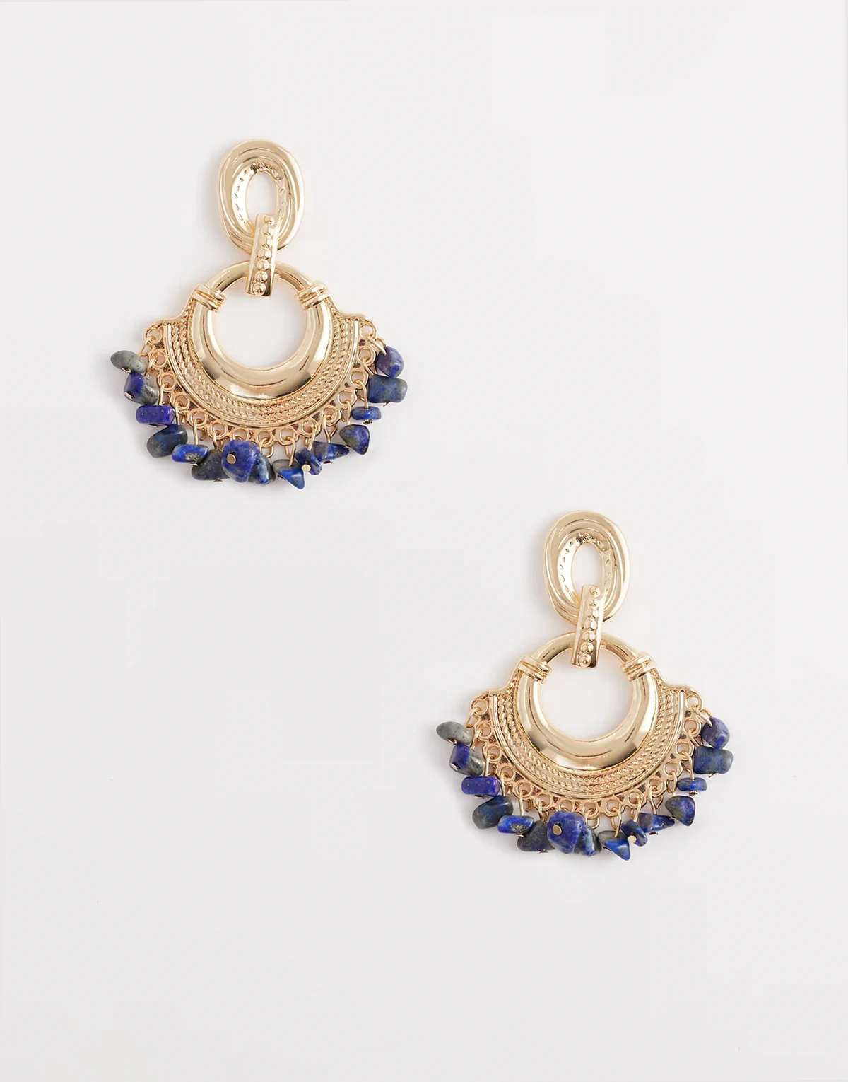 – Długie kolczyki w kształcie wachlarza w kolorze złota z koralikami