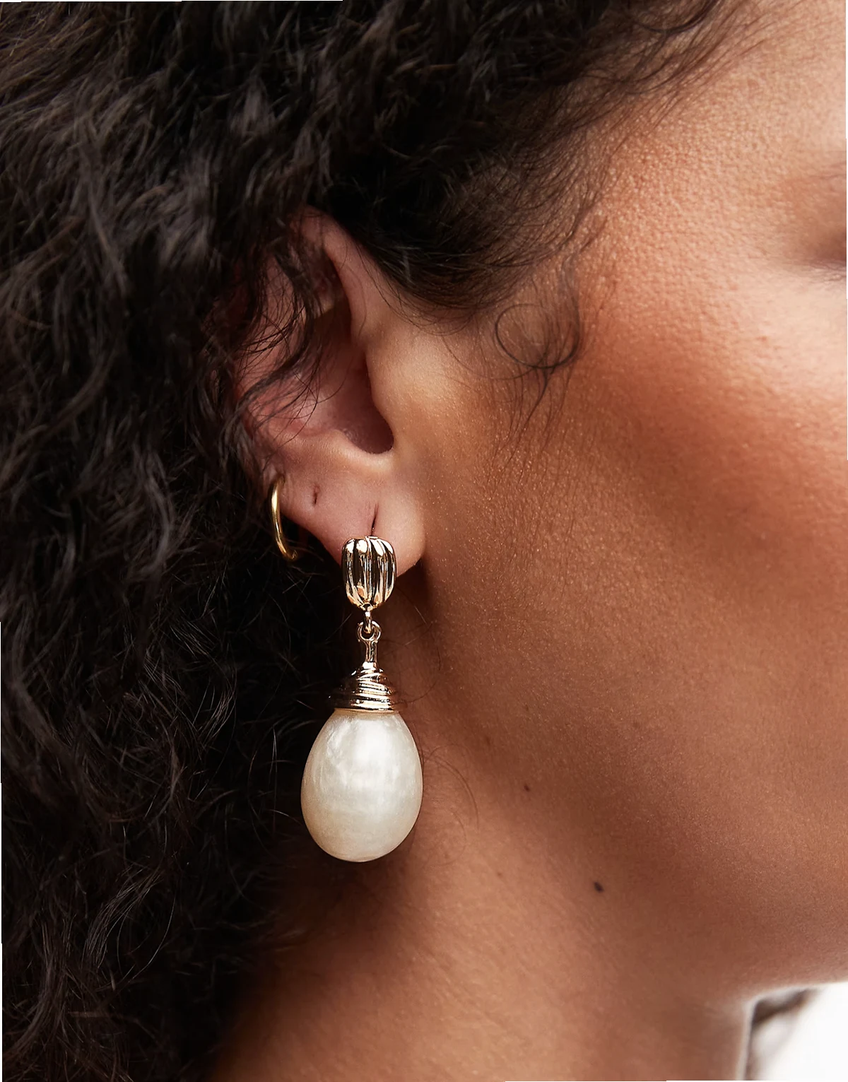 – Masywne długie kolczyki w kolorze złota z kamieniem księżycowym