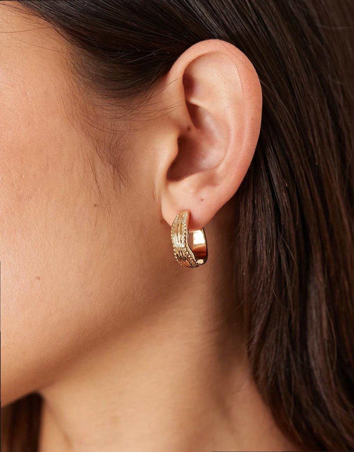 – Małe fakturowane kolczyki-koła z efektem stopienia w złotym kolorze