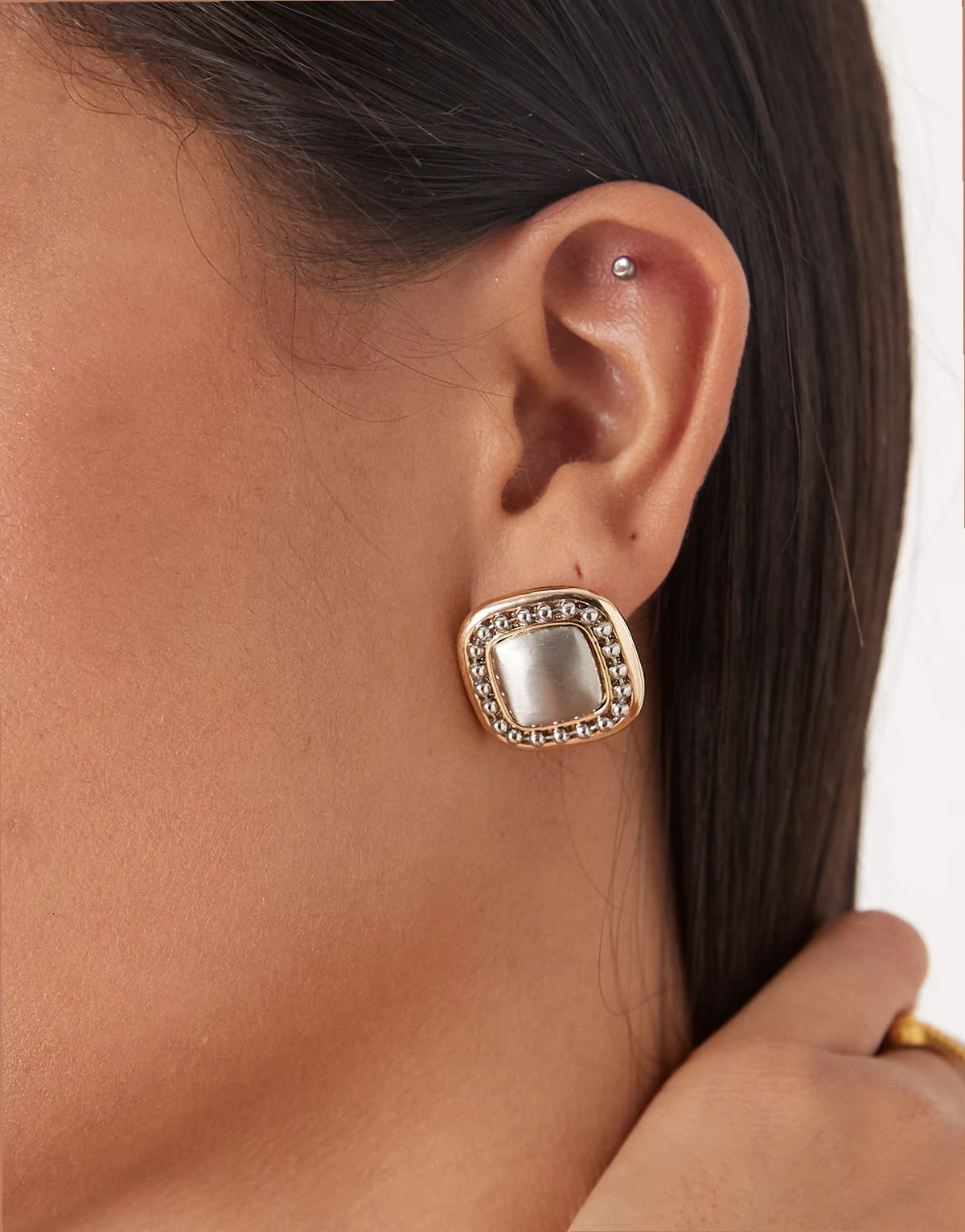 – Kolczyki wkrętki z mieszanych metali, w kolorze srebrno-złotym