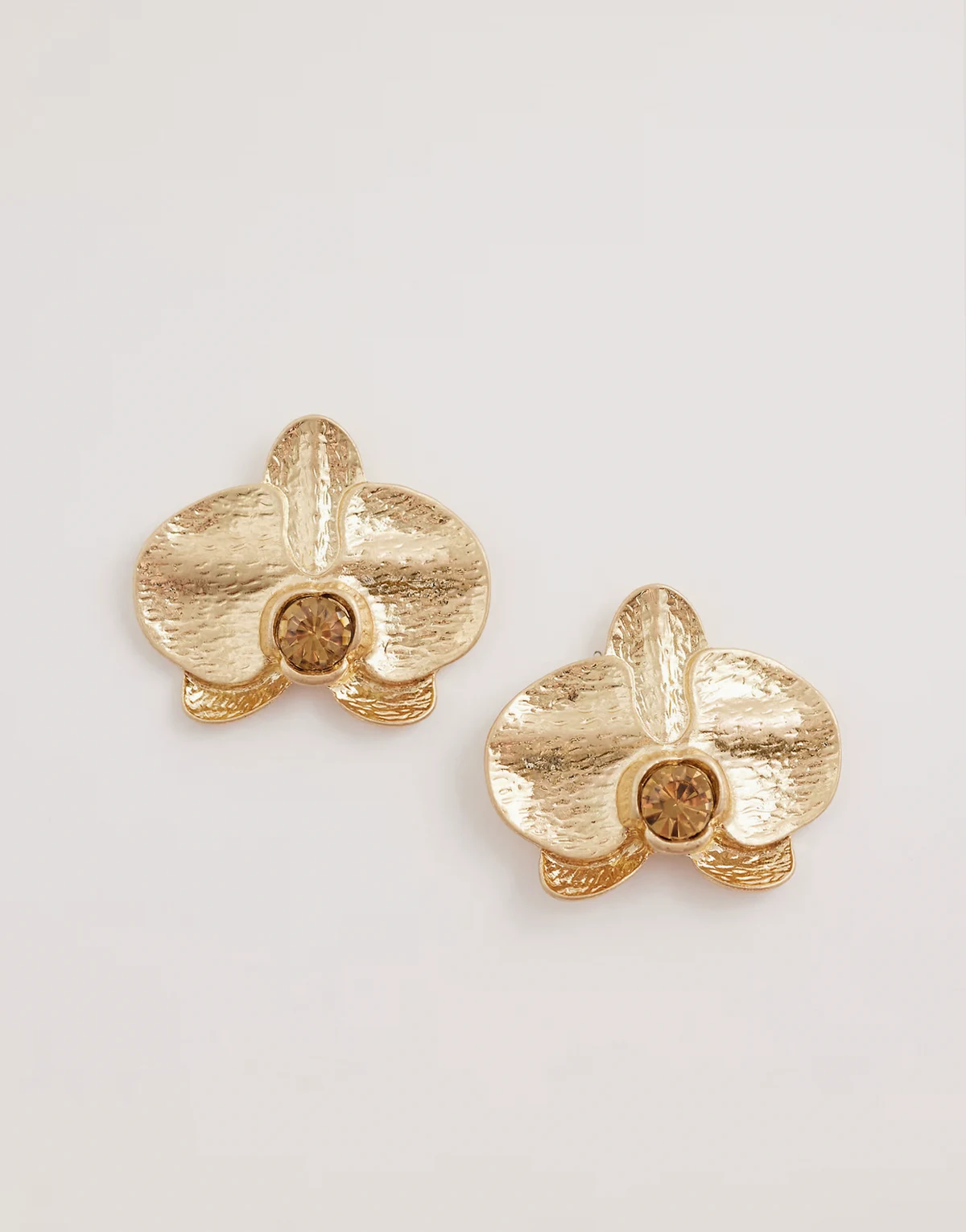 – Kolczyki wkrętki w odcieniu złota z motywem orchidei i bursztynem