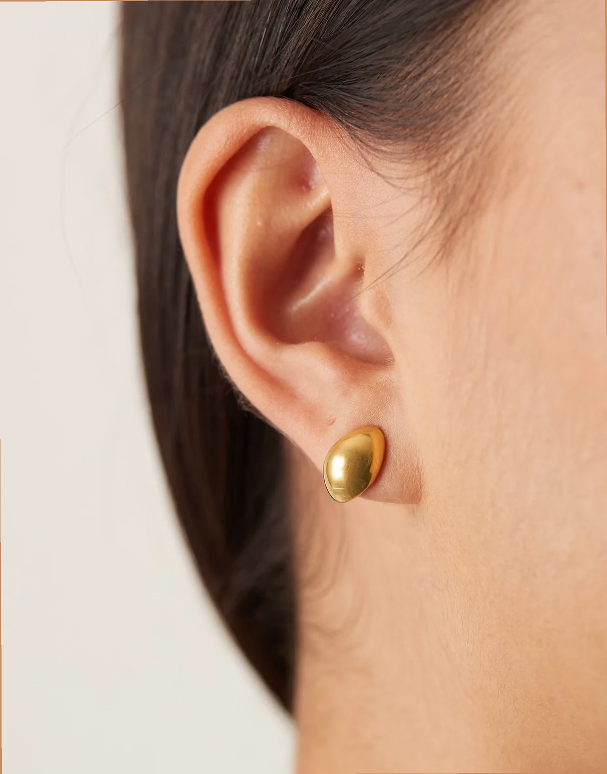 – Gewölbte Ohrstecker mit 18-Karat-Vergoldung