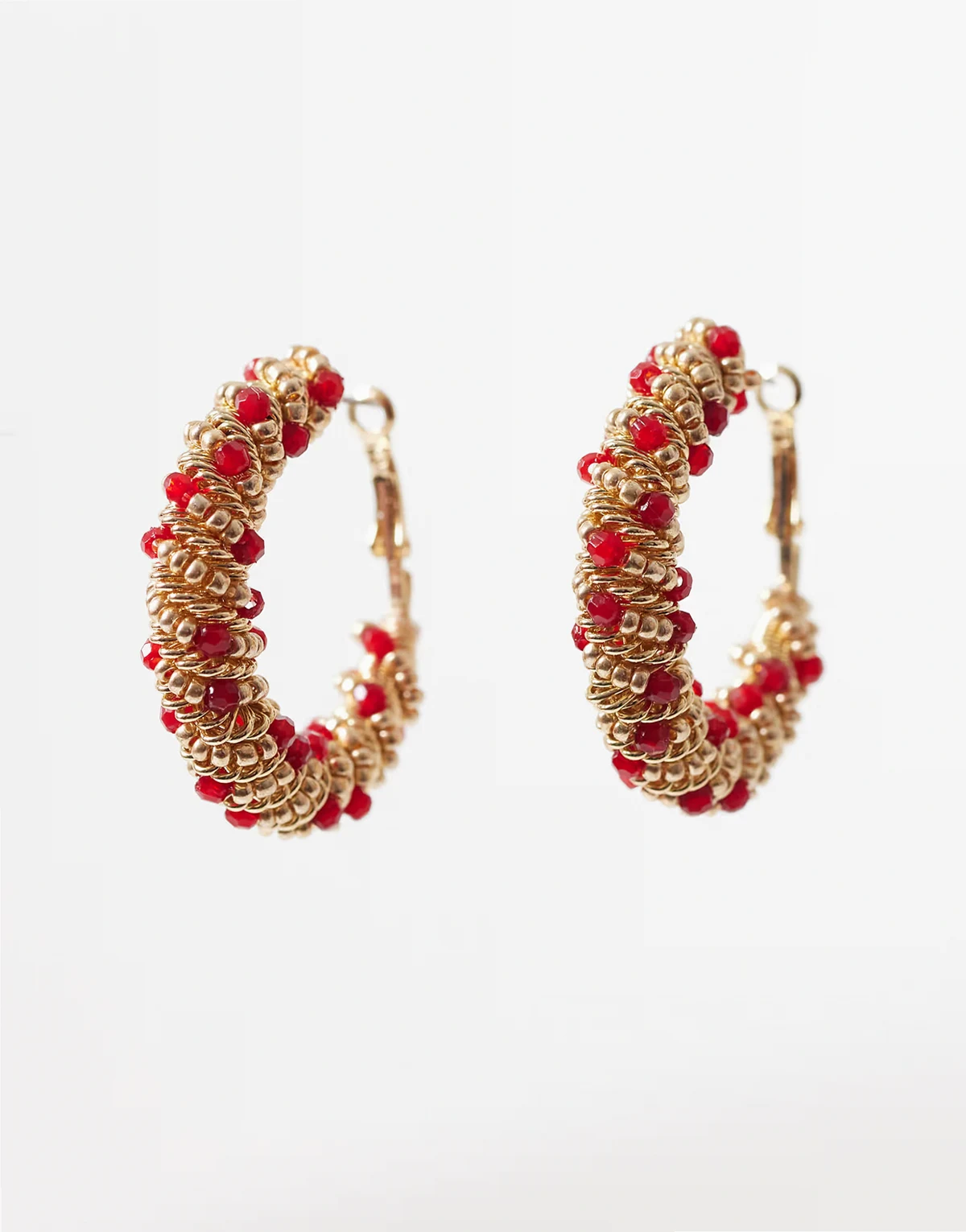 – Kolczyki-koła w kolorze złota z kolorowymi koralikami