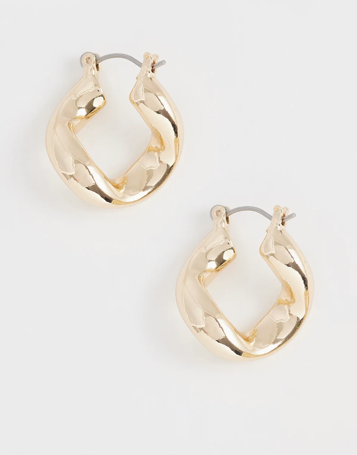 – Kleine Creolen in Goldoptik mit verdrehtem Design