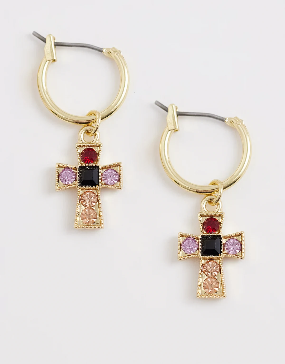 – Kolczyki-koła w kolorze złota z małymi krzyżykami