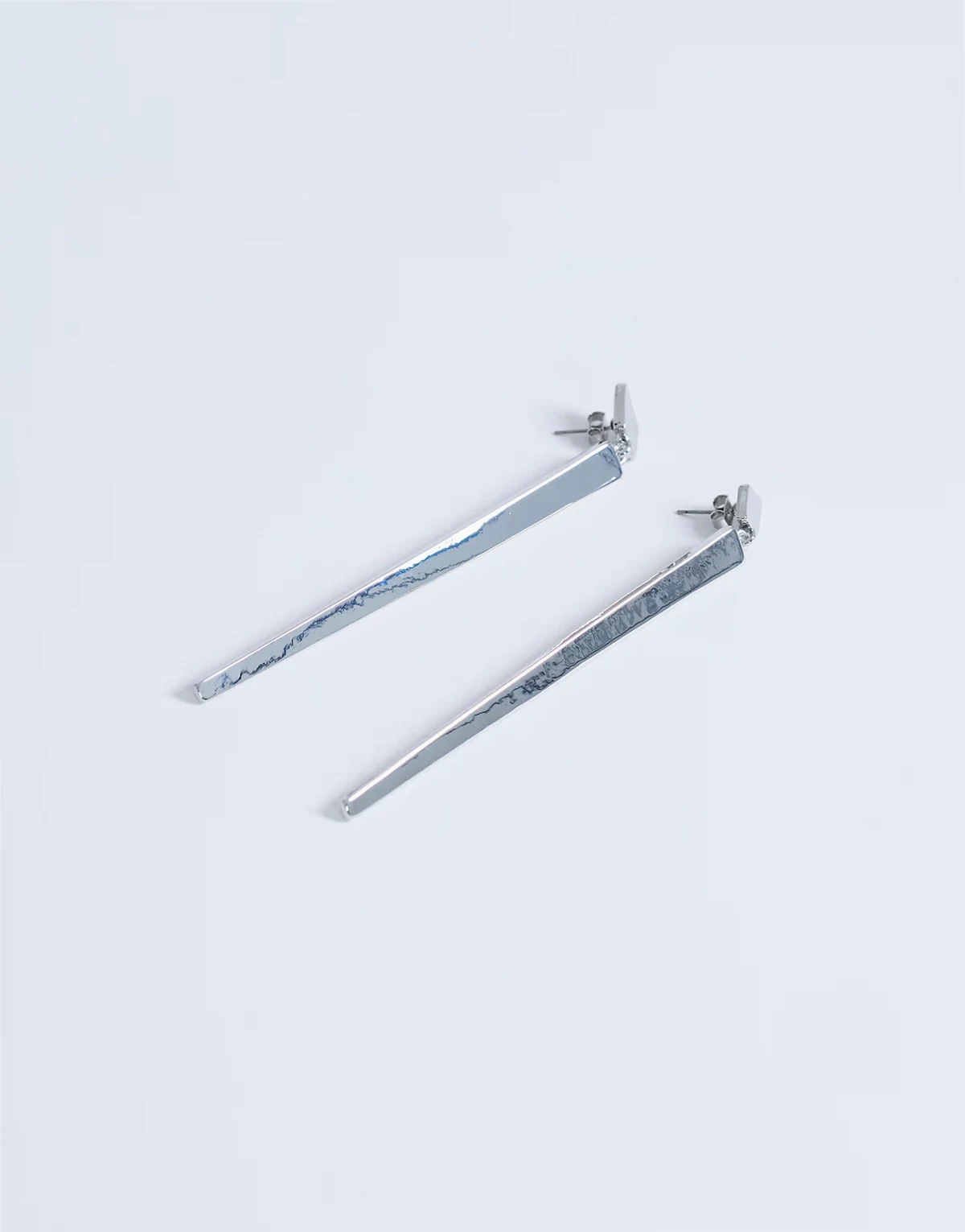 – Cora – Asymetryczne kolczyki wkrętki w odcieniu srebra