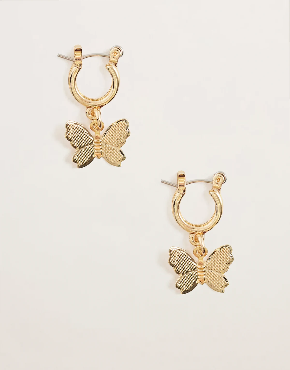 – Kolczyki-koła z motywem motyla w kolorze złota