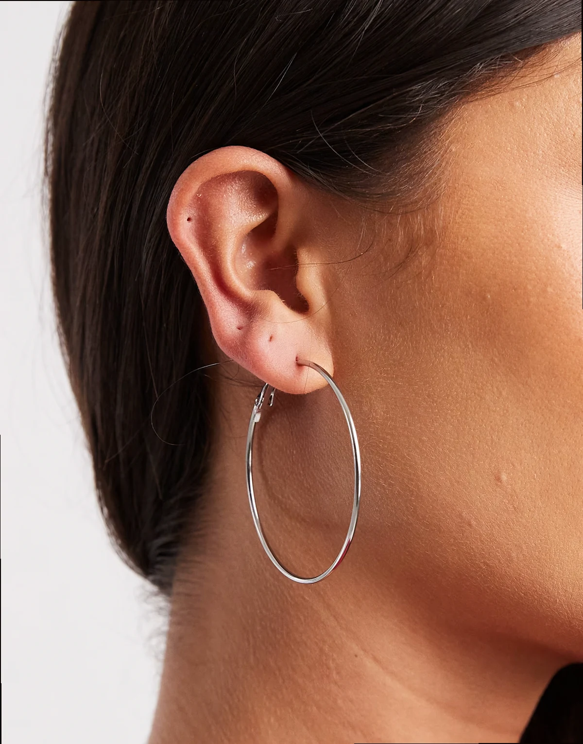 – Minimalistyczne kolczyki-koła z wodoodpornej stali nierdzewnej w srebrnym kolorze