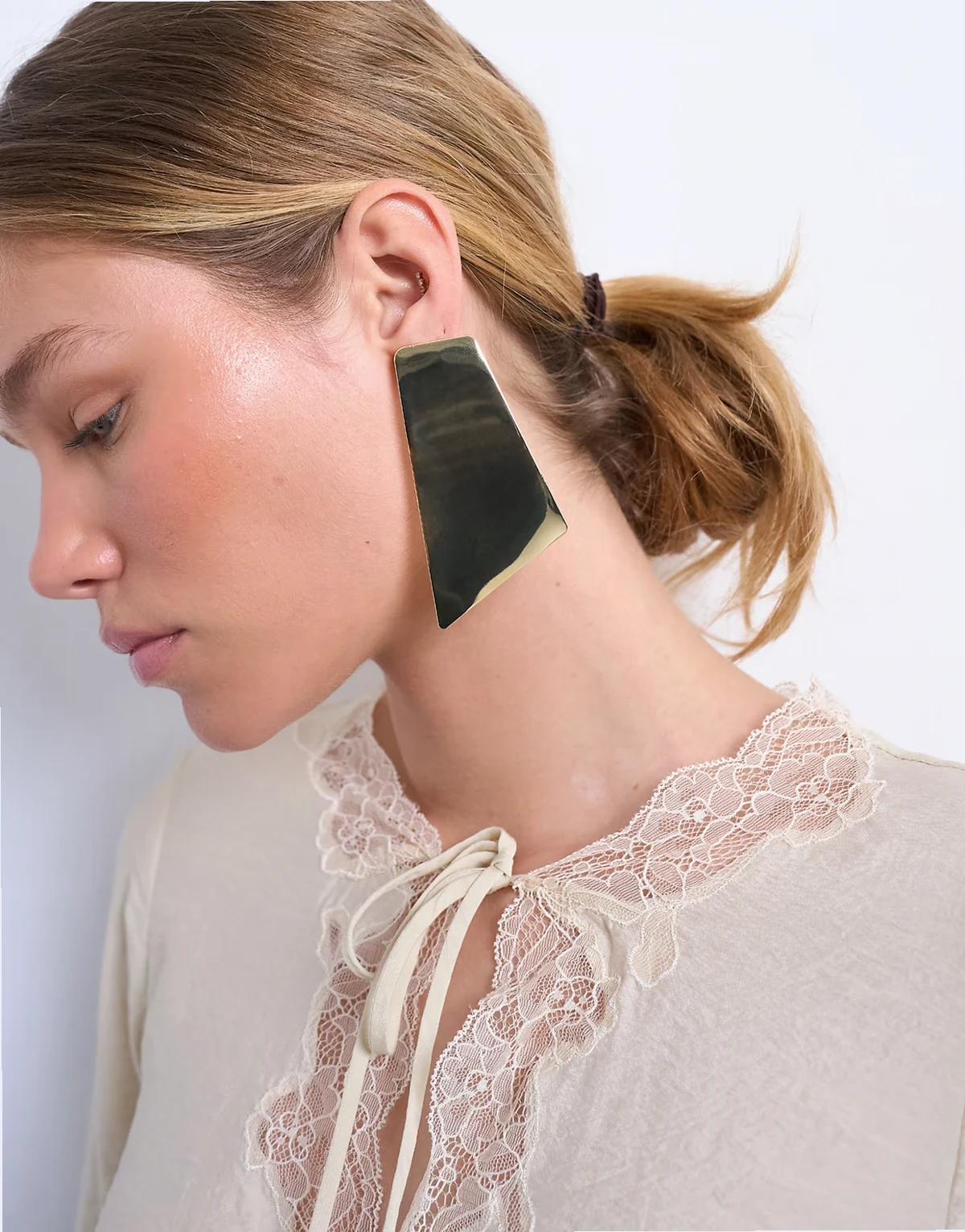 – Emmey – Ozdobne kolczyki-wkrętki w kolorze złota