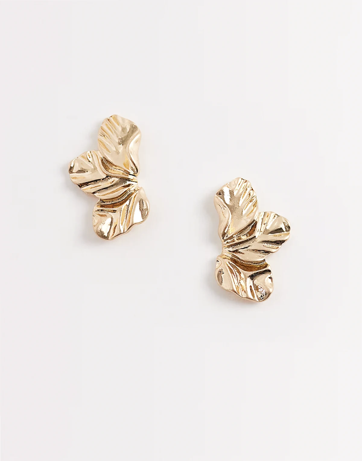 – Kolczyki-wkrętki w kształcie półpłatków w kolorze złota