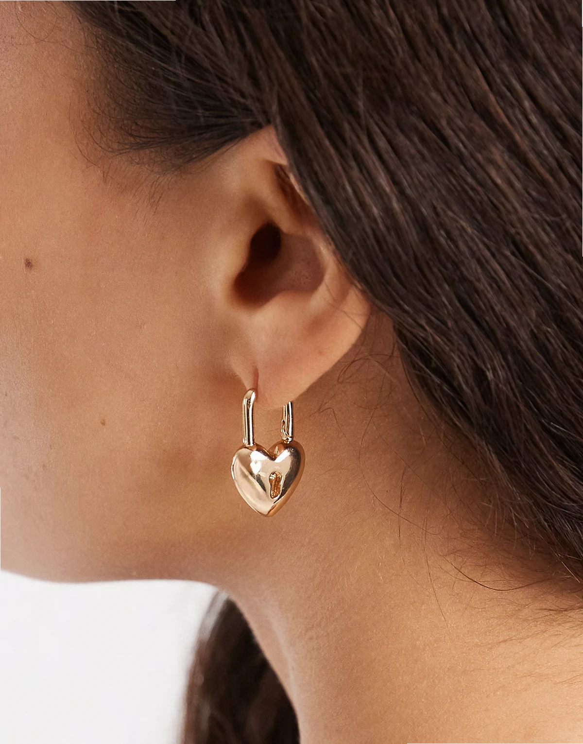 – Kolczyki-koła z motywem kłódki w kształcie serca w kolorze złota