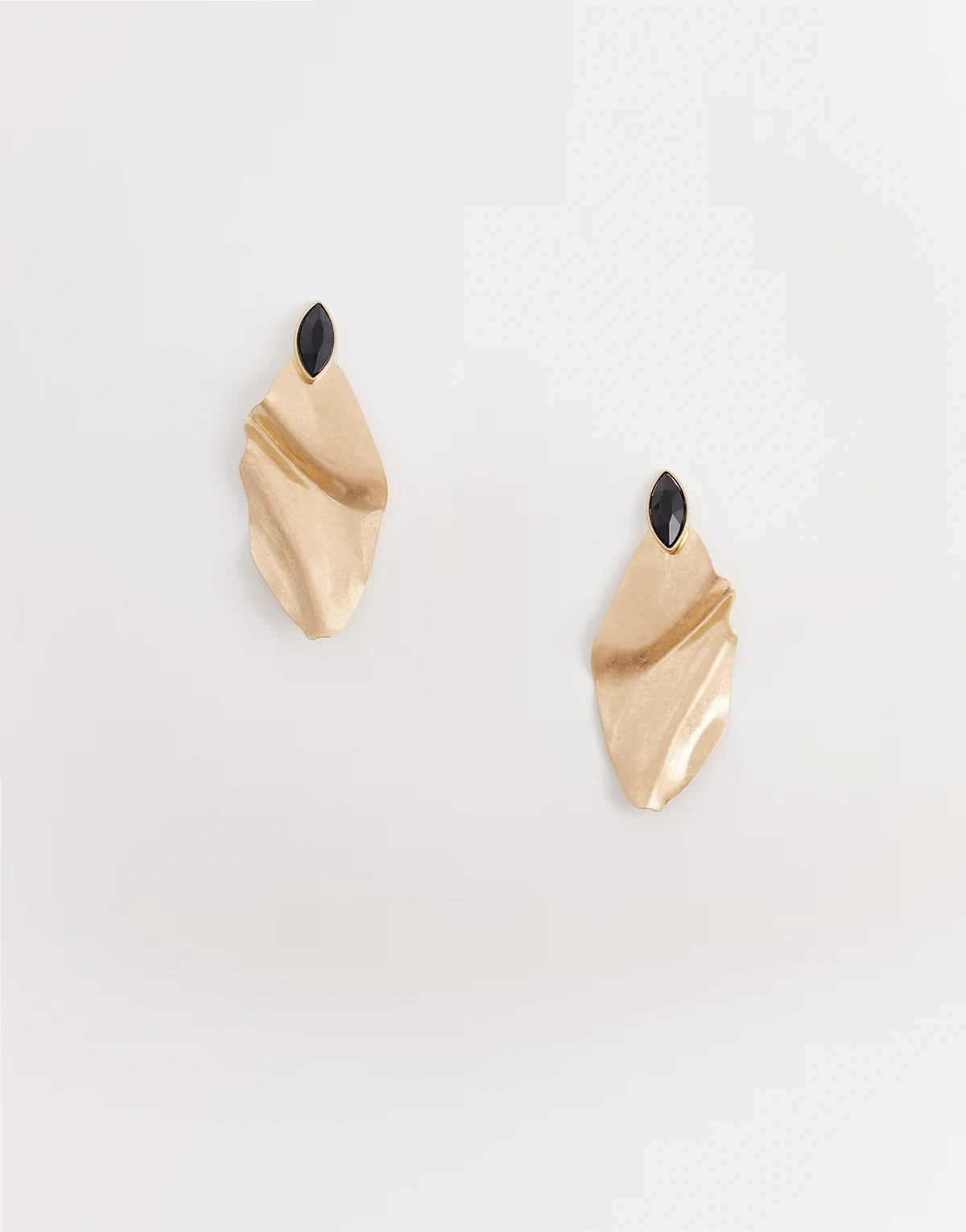 – Große Ohrstecker in gebürsteter Goldoptik mit schwarzem Schmuckstein