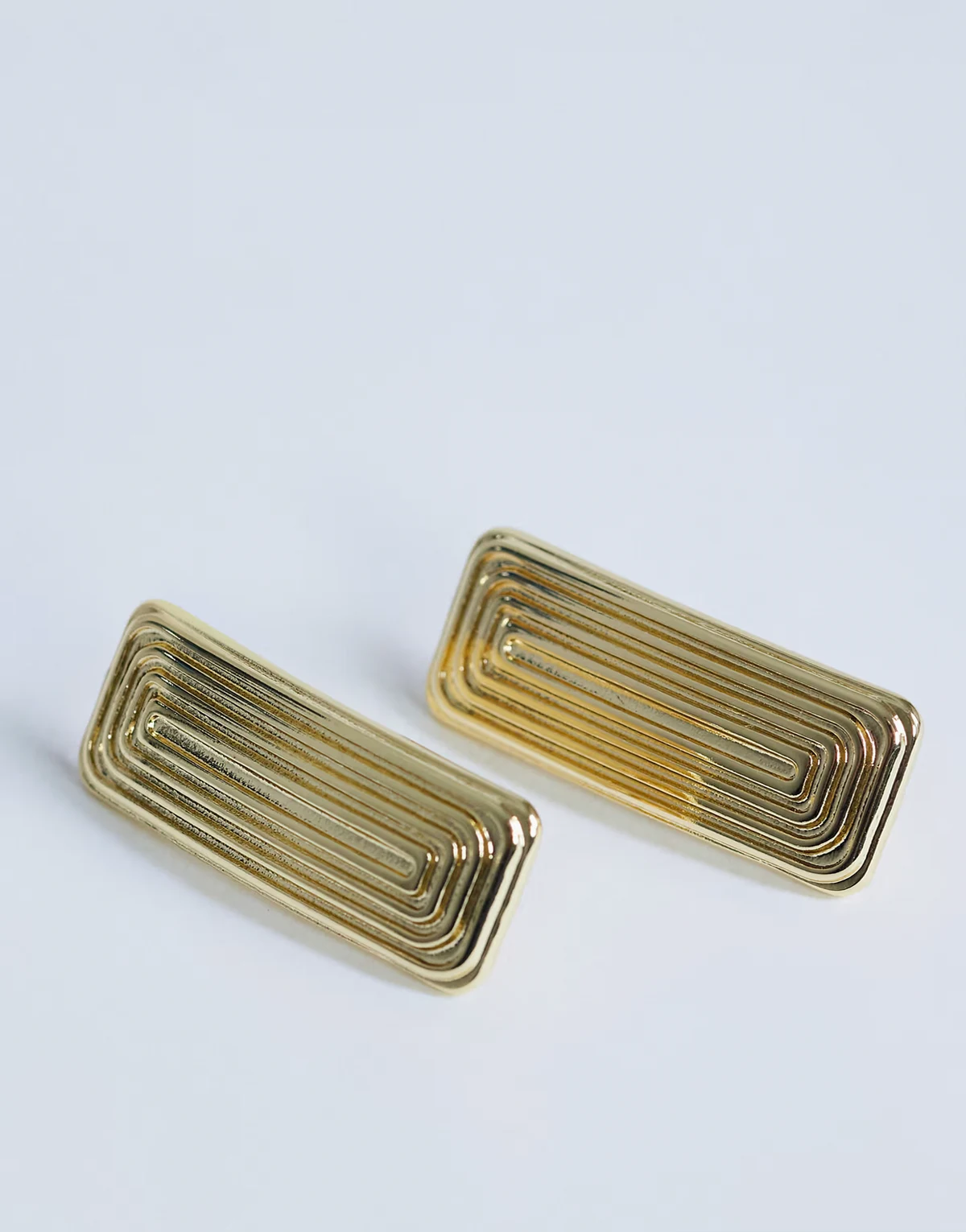 – Carmen – Prostokątne kolczyki-wkrętki w kolorze złota