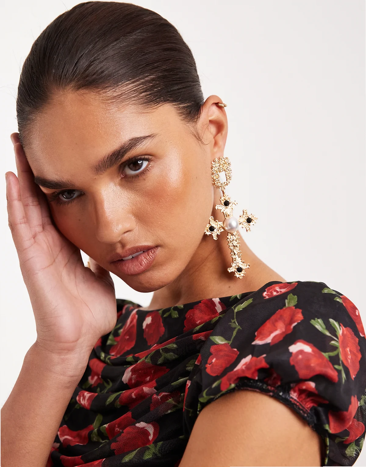 – Duże kolczyki w kształcie krzyży w kolorze złota z kamieniami i sztucznymi perłami