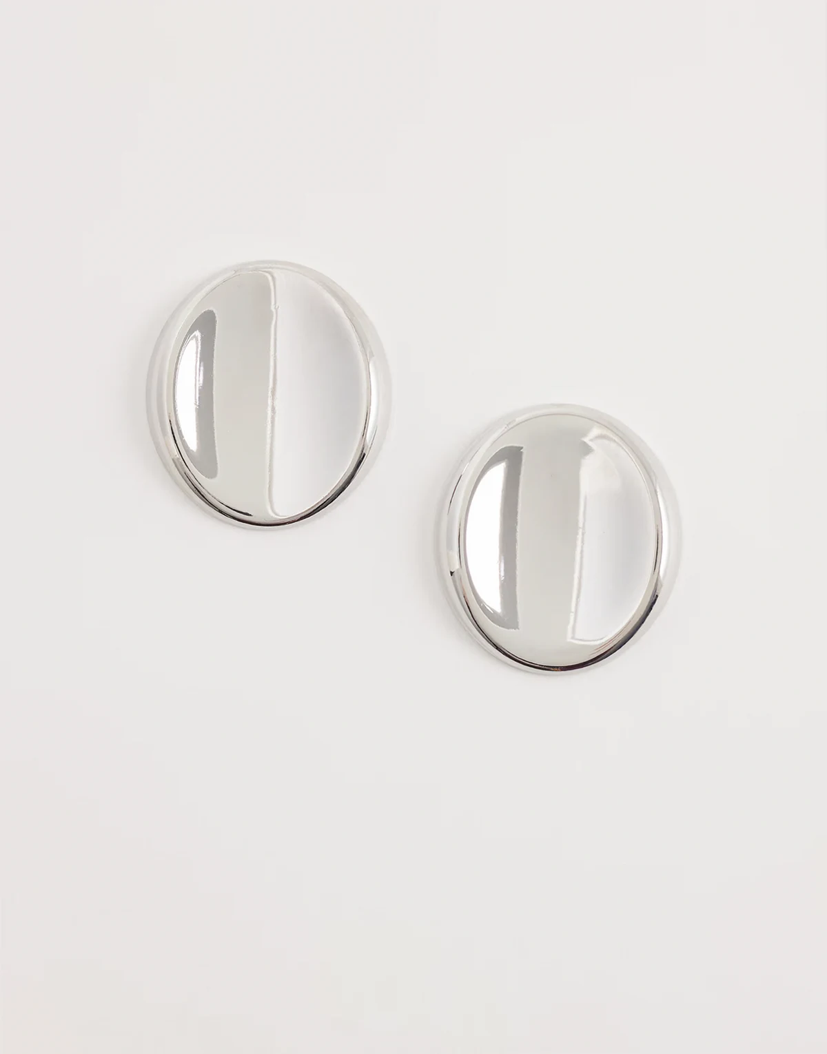 – Płaskie kolczyki wkrętki w odcieniu srebra