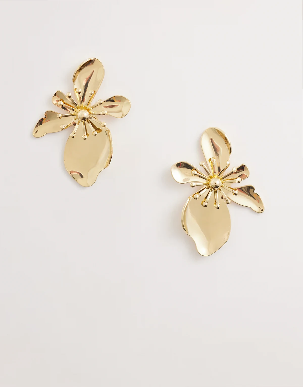 – Kolczyki wkrętki w kształcie kwiatka w kolorze złota