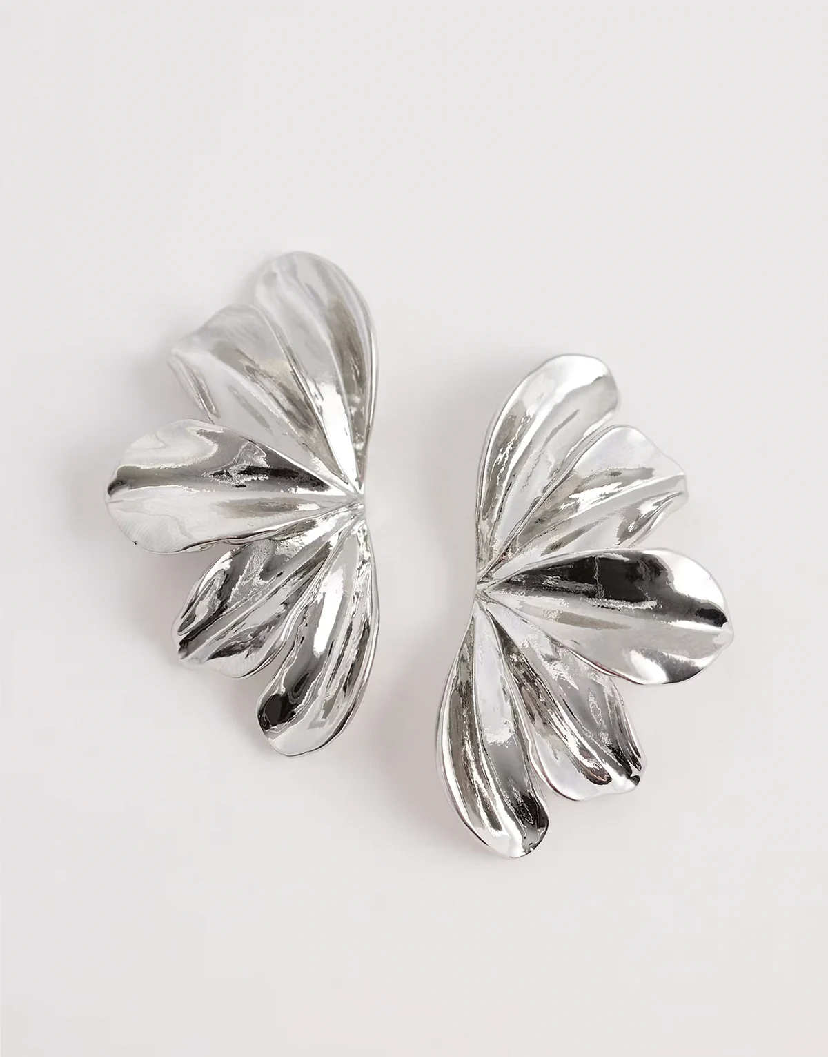 – Kolczyki wkrętki w kolorze srebra z efektem stopionego kwiatka