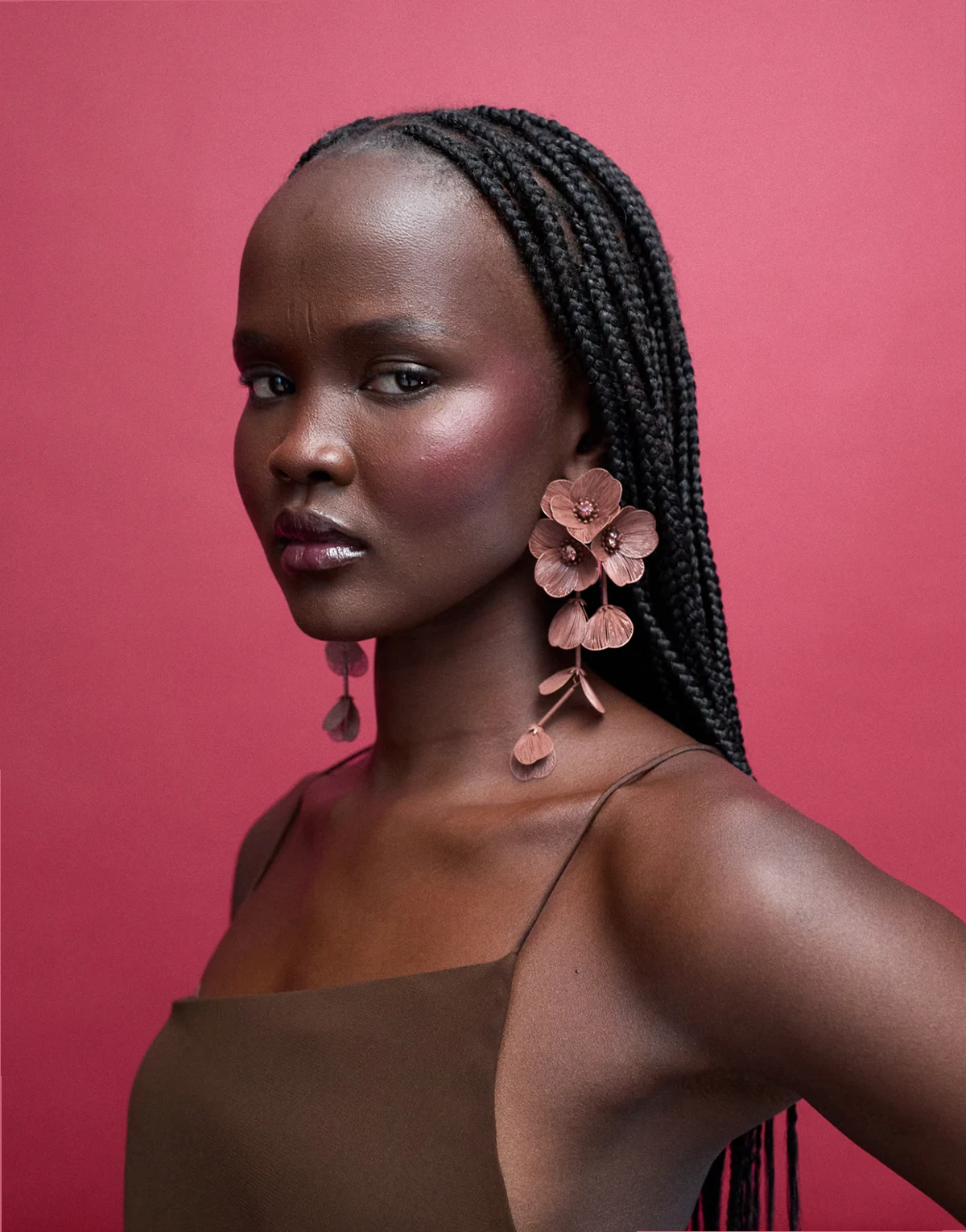 – Długie brązowe kolczyki z kwiatowym motywem 3D