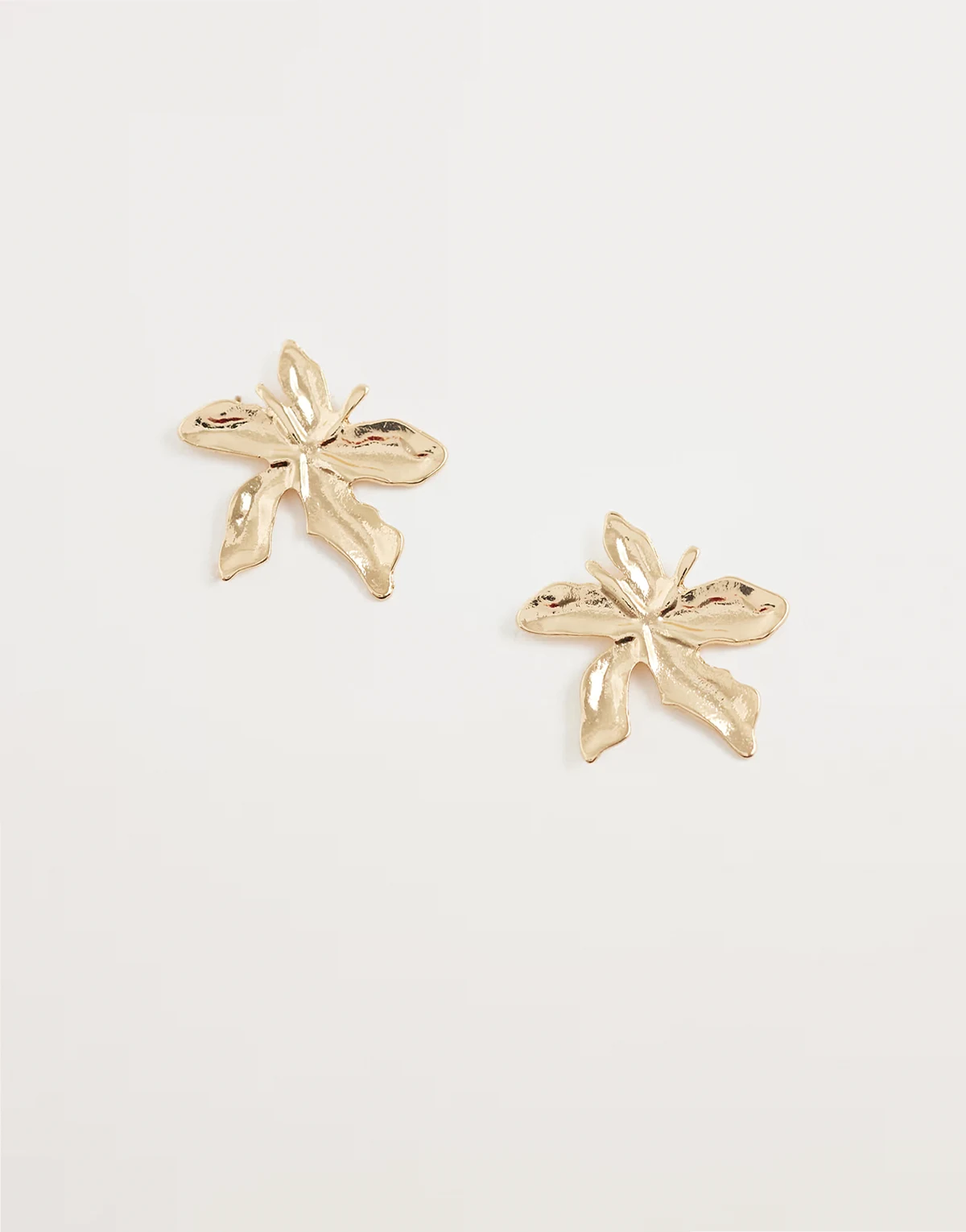 – Kolczyki z tropikalnym kwiatem w kolorze złota