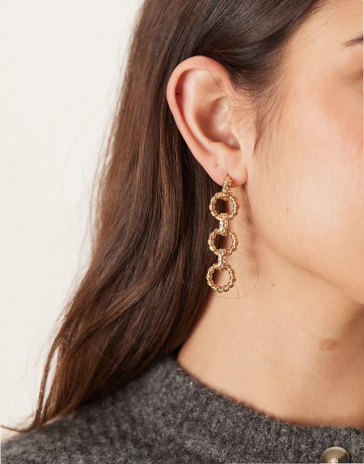 – Długie kolczyki w odcieniu złota z potrójnym łańcuszkiem