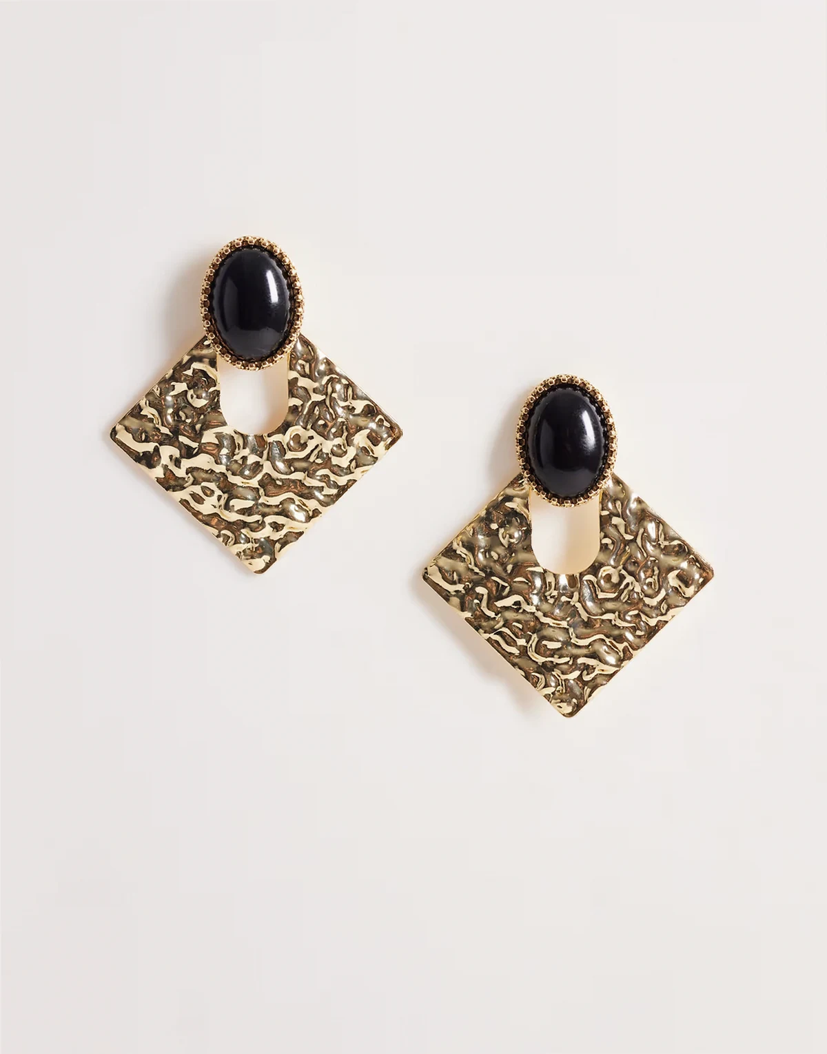 – Kwadratowe młotkowane kolczyki w kolorze złota z czarnymi kamieniami