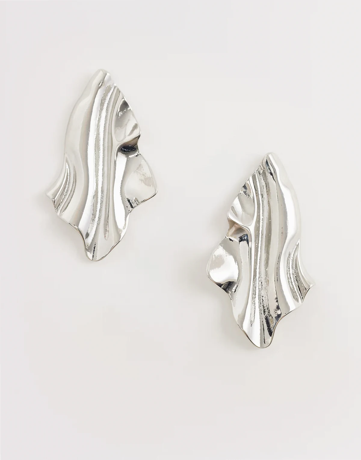 – Natürlich geformte Ohrringe in Silberton